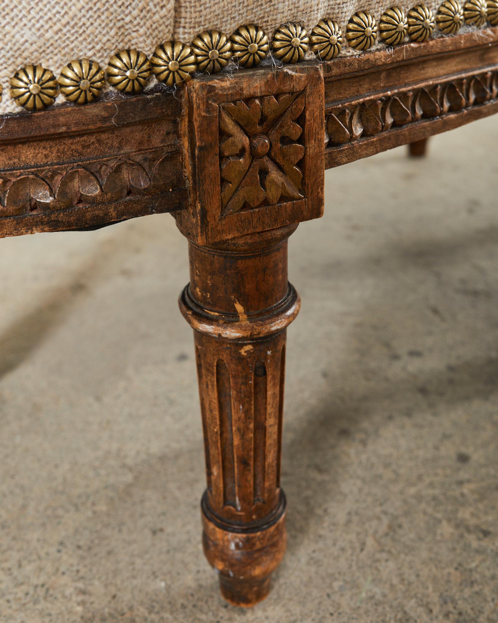 Ovaler Louis XVI.-Fußhocker aus Nussbaumholz mit sechs Beinen aus dem 19. Jahrhundert im Angebot 3