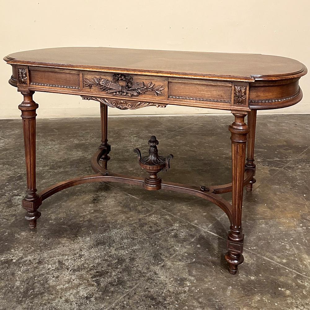 Table à écrire en noyer Louis XVI du 19ème siècle ~ Ce bureau est un ajout attrayant à n'importe quelle pièce, et peut servir de table centrale car il est magnifiquement embelli sous tous les angles !  Fabriqué en somptueux noyer français, il