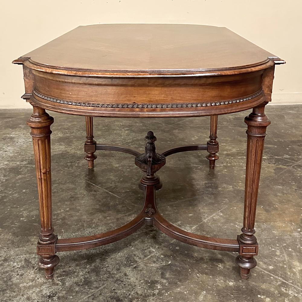 Noyer Table à écrire française Louis XVI du 19ème siècle en vente