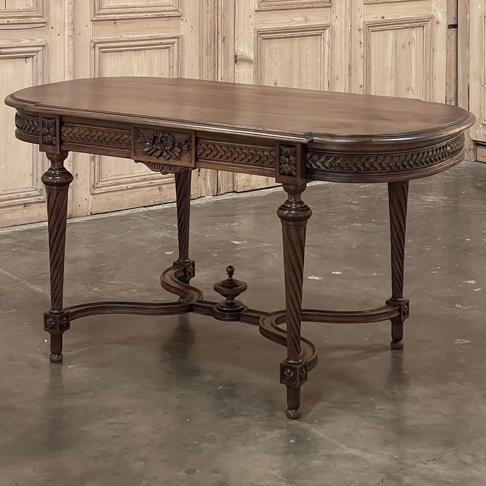 Der französische Louis XVI-Schreibtisch aus Nussbaumholz aus dem 19. Jahrhundert verbindet klassische Architektur mit modernem Feingefühl und schafft so einen Tisch, der für eine Vielzahl von Zwecken verwendet werden kann und gleichzeitig einen
