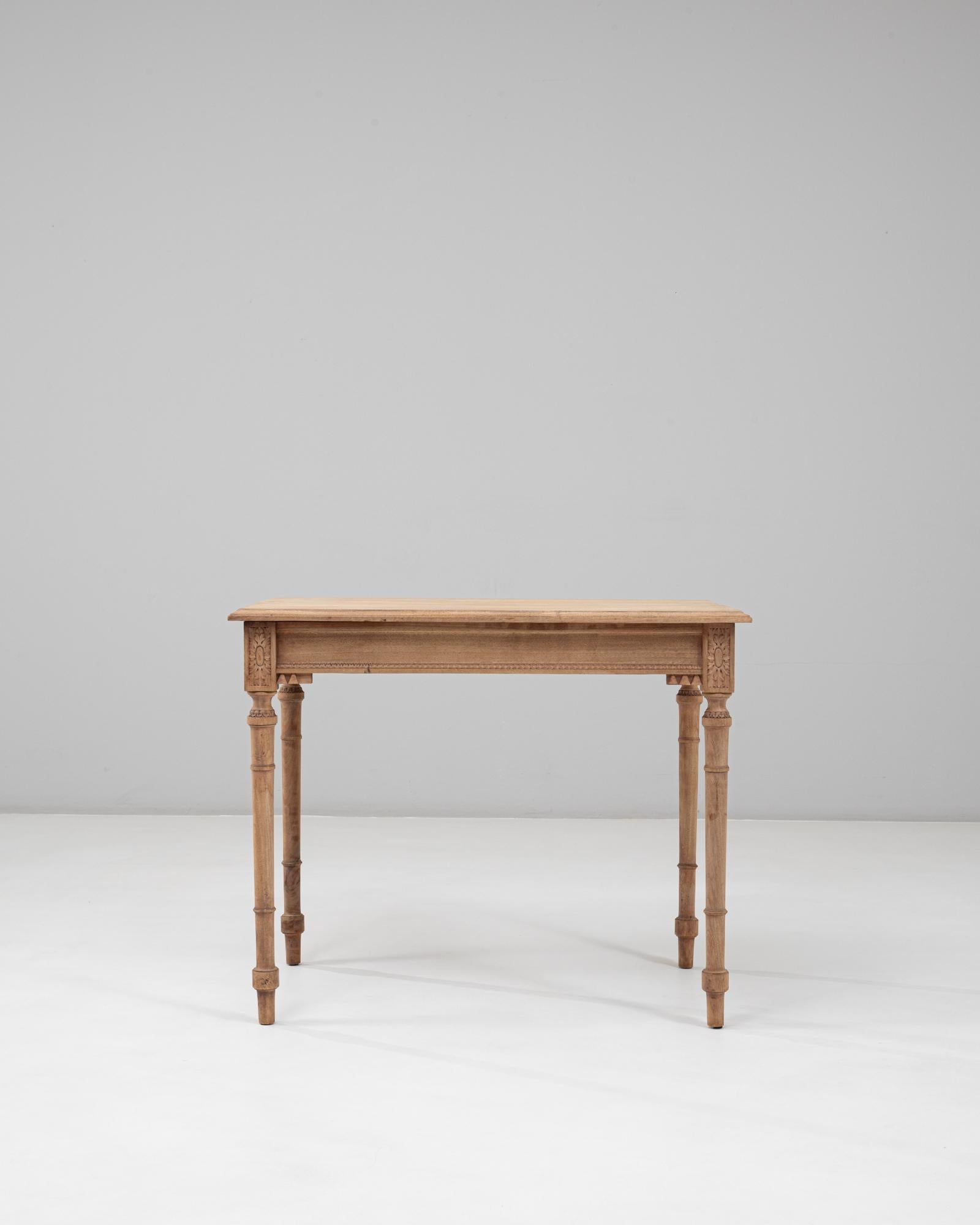 Questo tavolo da scrittura francese del XIX secolo cattura la raffinata eleganza neoclassica dello stile Luigi XVI. Realizzato in legno massiccio con una leggera patina naturale, il tavolo presenta gambe delicatamente scanalate e rosette e motivi