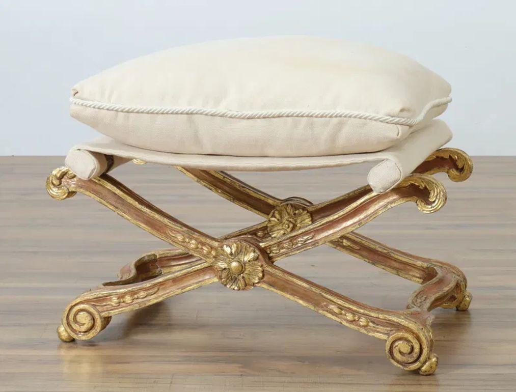 Bellissimo sgabello francese Luigi XVI del XIX secolo in legno dorato. Rivestito in un bel tessuto color crema. Aggiunge un tocco di eleganza. Circa 1880.
26w x 19.5d x 18h