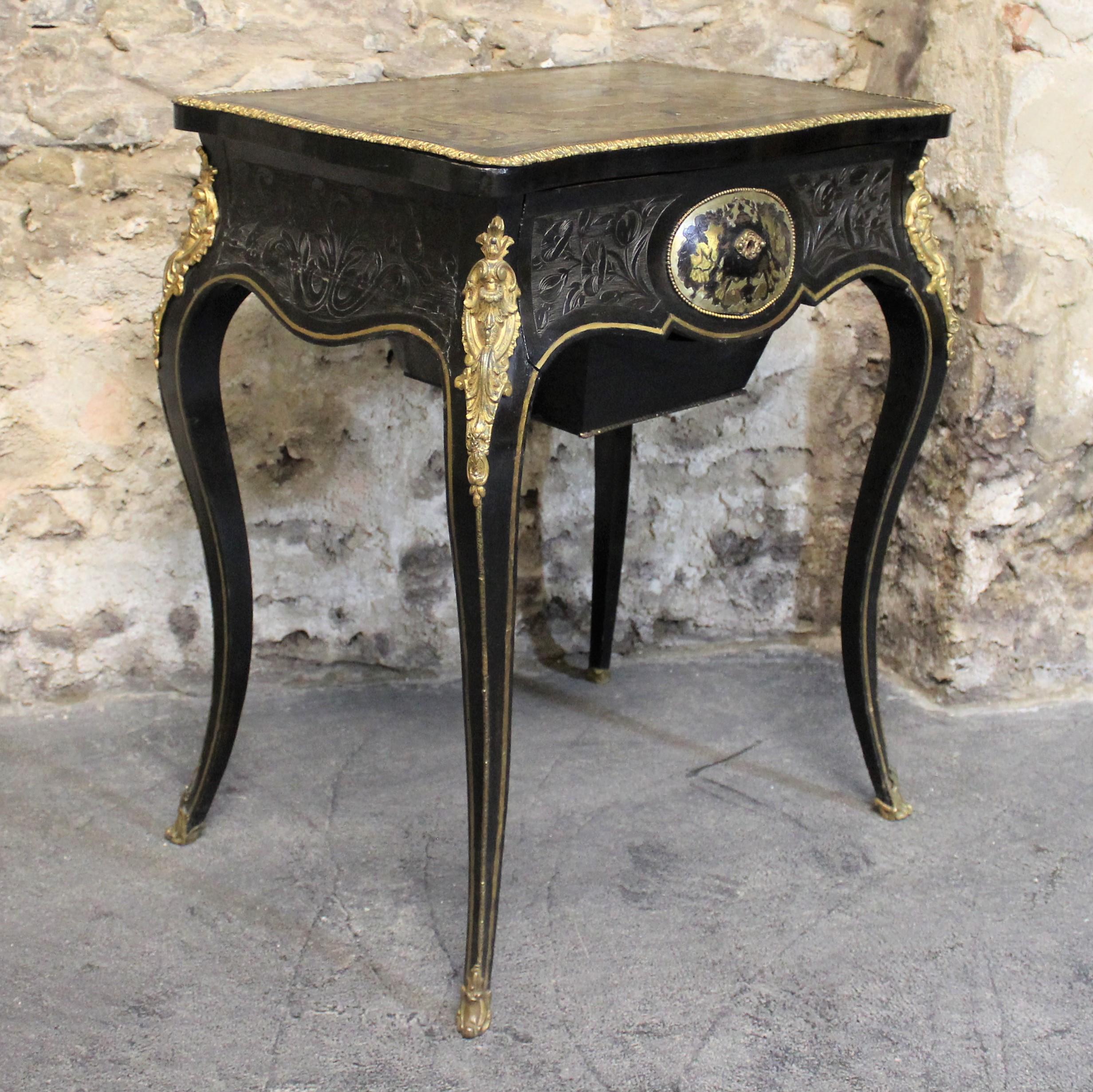 Table basse ou de service en boulle et ébonite de style Louis XVl du 19e siècle, avec couvercle à charnière, miroir intérieur et montures en bronze.