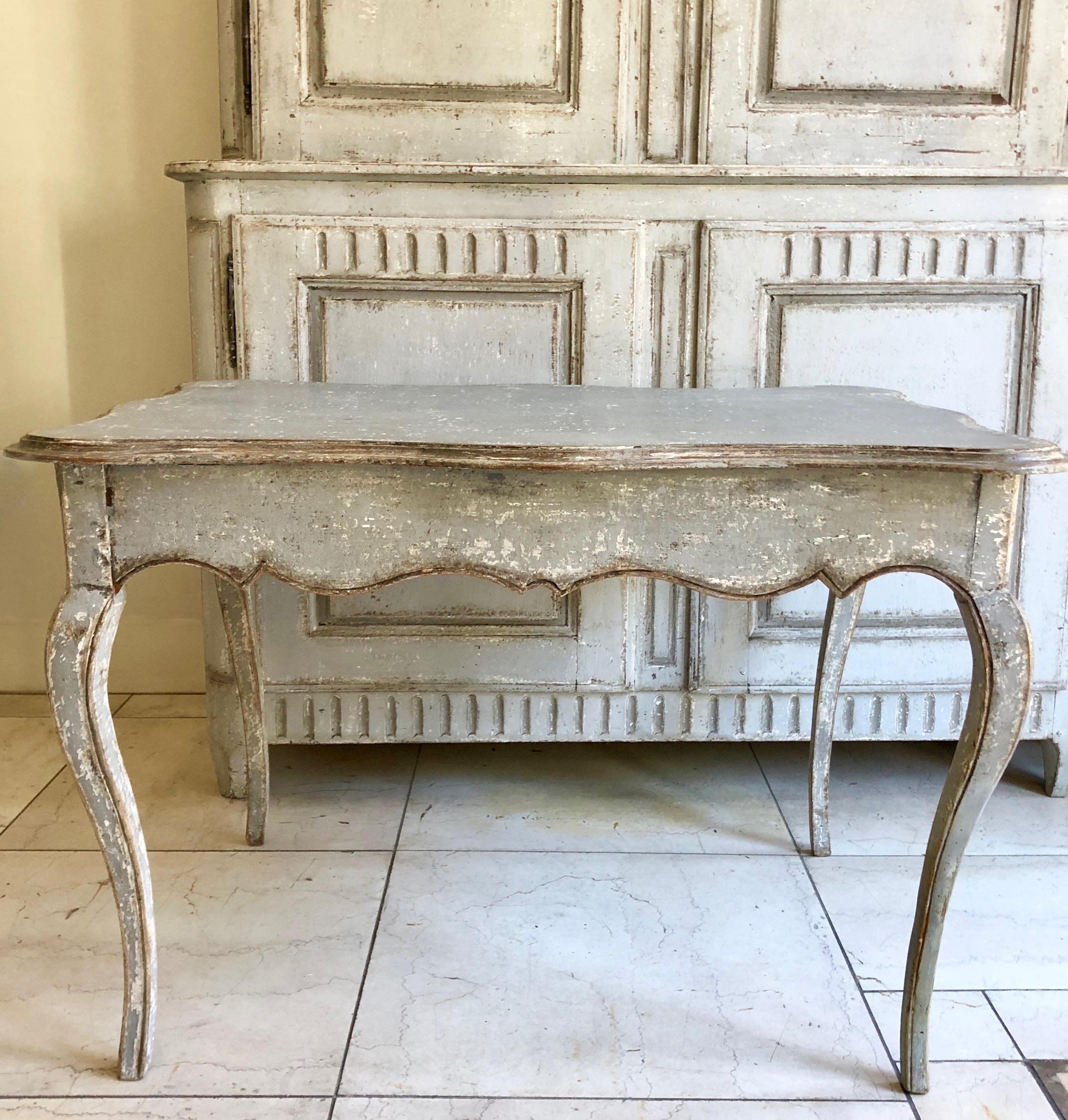 A charming 19th century Louis XV style table/center/desk has slender cabriole legs, shaped top and scalloped apron all around with one large center drawer.
Surprising pieces and objects, authentic, decorative and rare items. Discover them all.