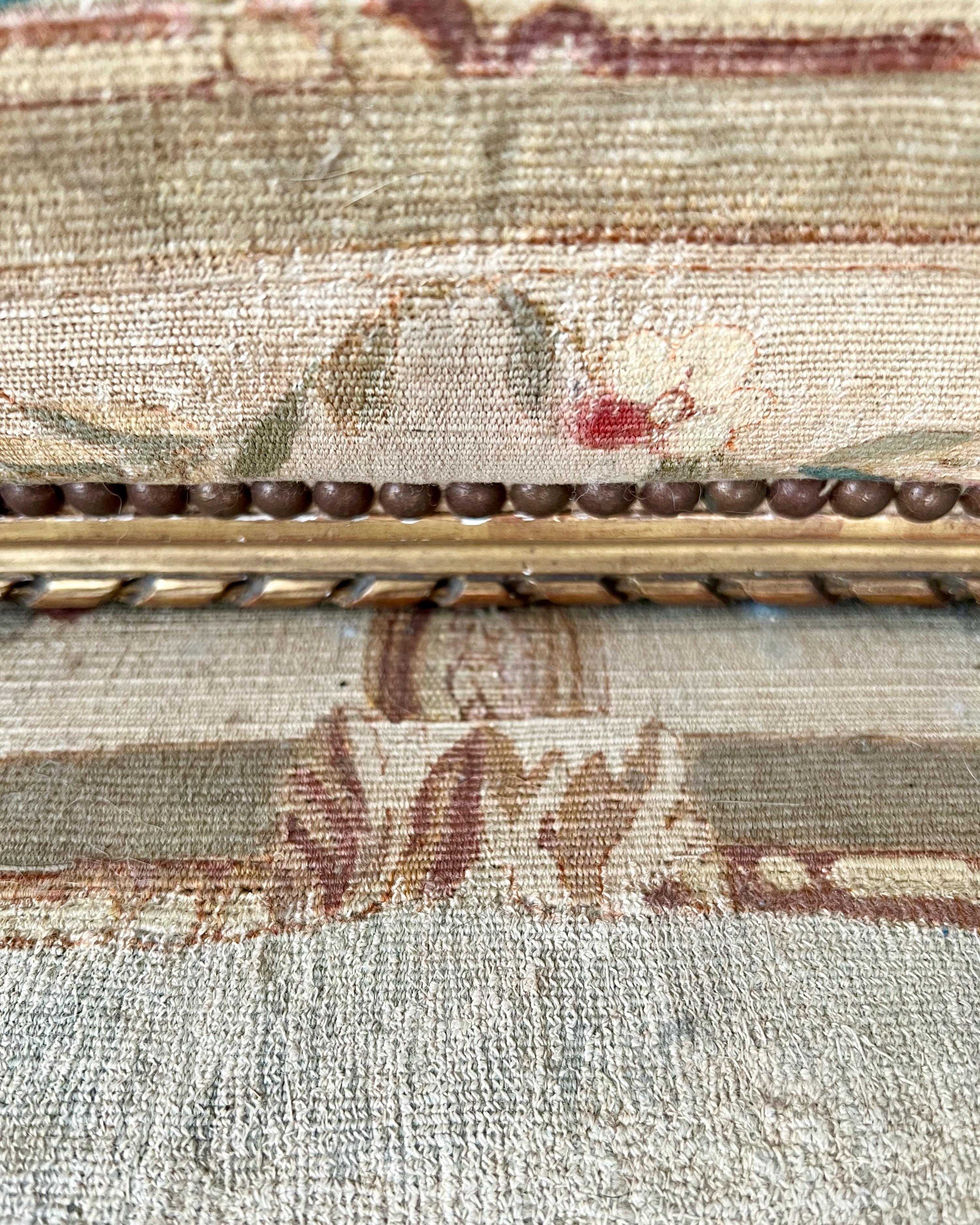 Französisches Sofa aus vergoldetem Holz im LXVI.-Stil des 19. Jahrhunderts mit Aubusson-Wandteppichpolsterung  im Angebot 8