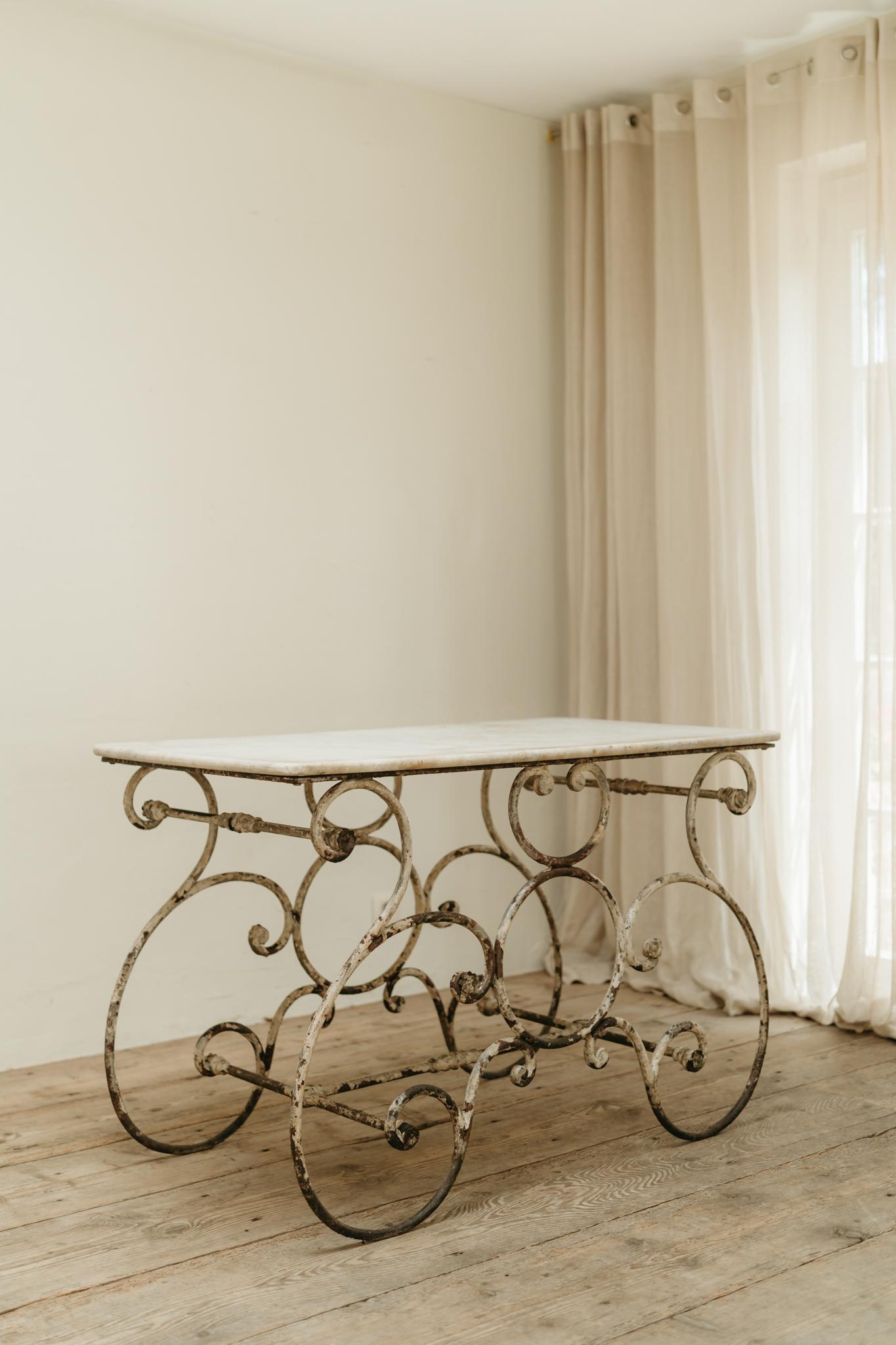 Francese Tavolo francese del XIX secolo con piano in ferro ... in vendita