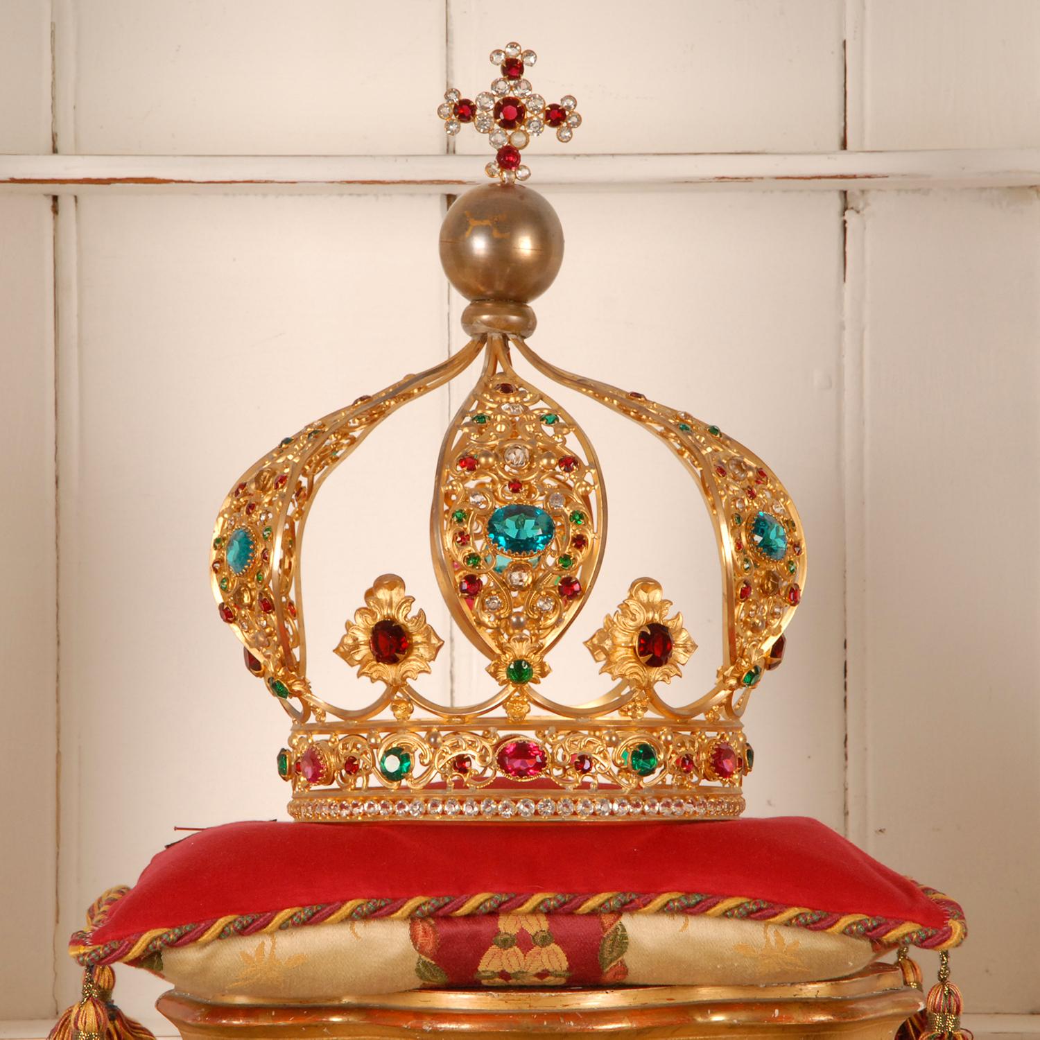 Large Antique French Victorian Jewelled Santos crown
Material: Brass, metal, gold plated, glass
Design: In the Sophisticated style of Cartier and Van Cleef & Arpel
Style: Antique, Baroque, Rococo, Victorian, Napoleon III, French Country,