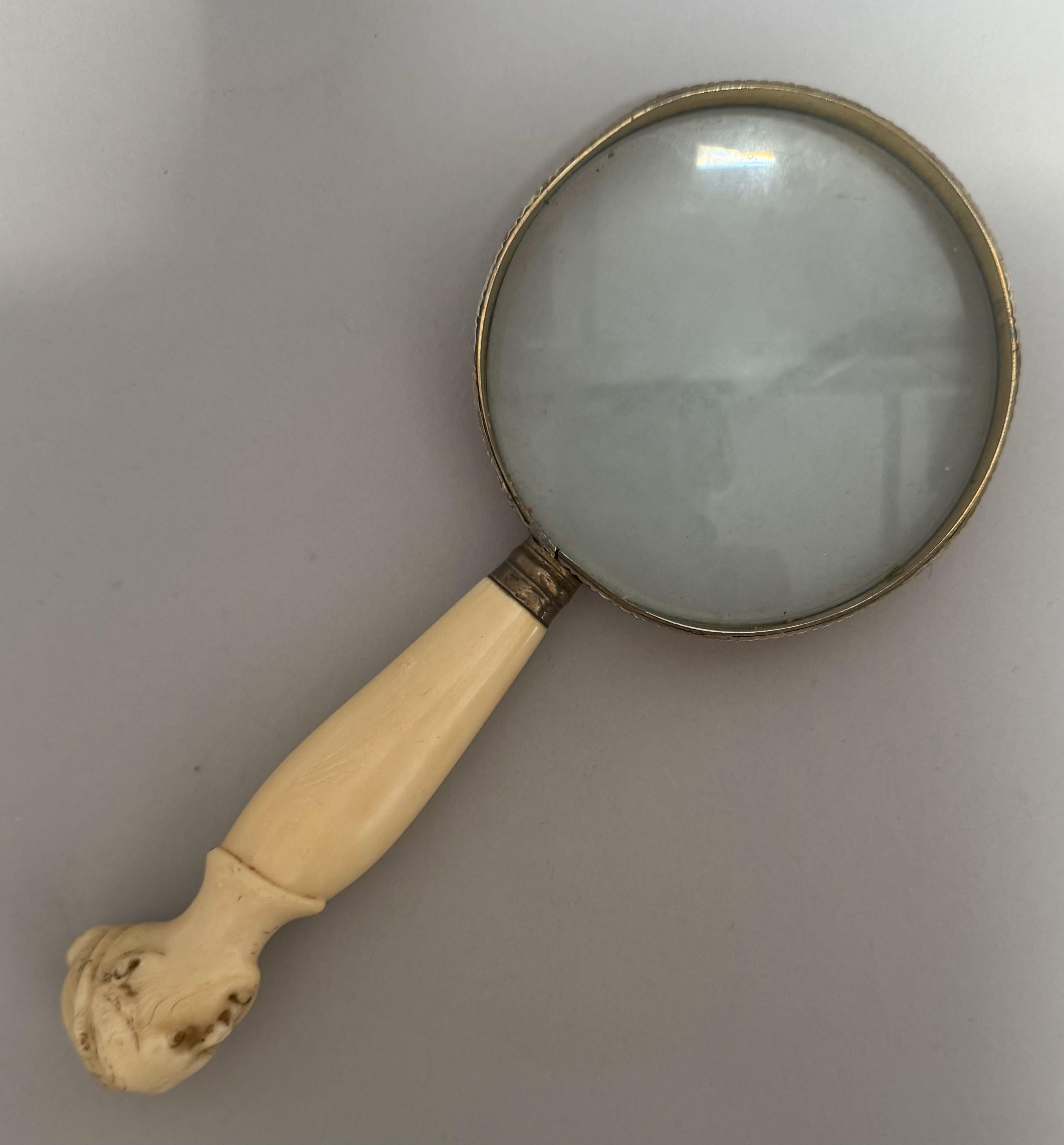 Ein fesselndes französisches Vergrößerungsglas aus dem 19. Jahrhundert, hergestellt um 1870, mit einem fein geschnitzten figuralen Griff und einer verzierten Messinglünette. Dieses einzigartige Stück zeigt einen handgeschnitzten Elfenbeingriff in