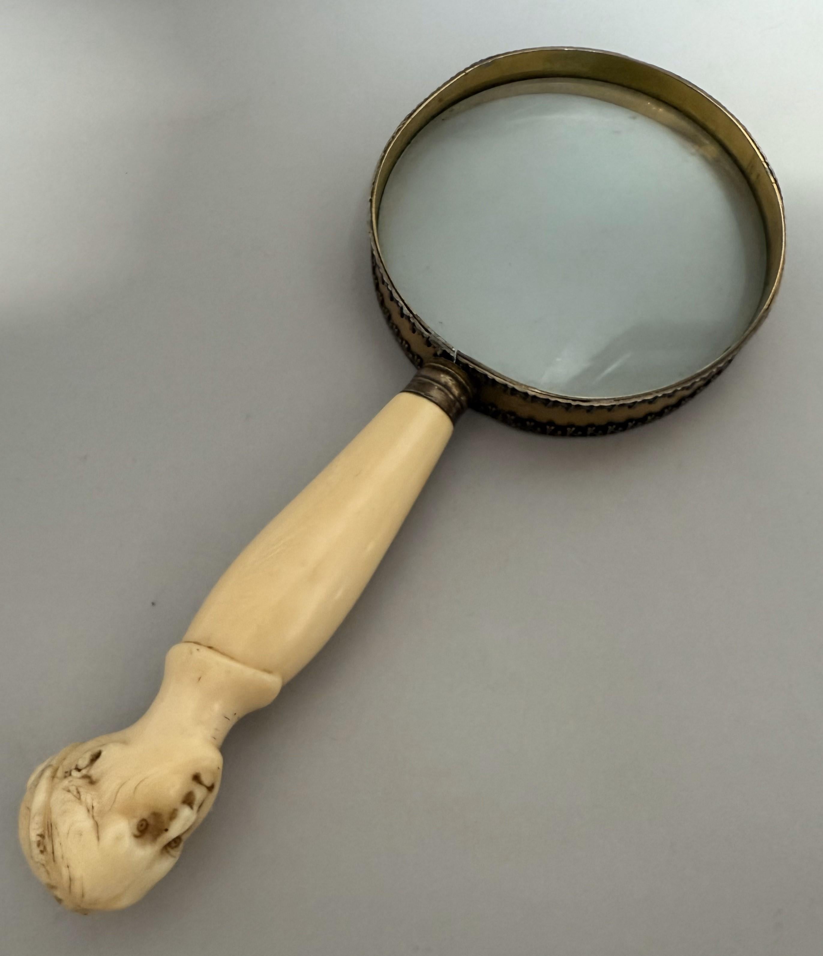 Französisches Vergrößerungsglas des 19. Jahrhunderts mit geschnitztem figürlichem Henkel (Geschnitzt) im Angebot