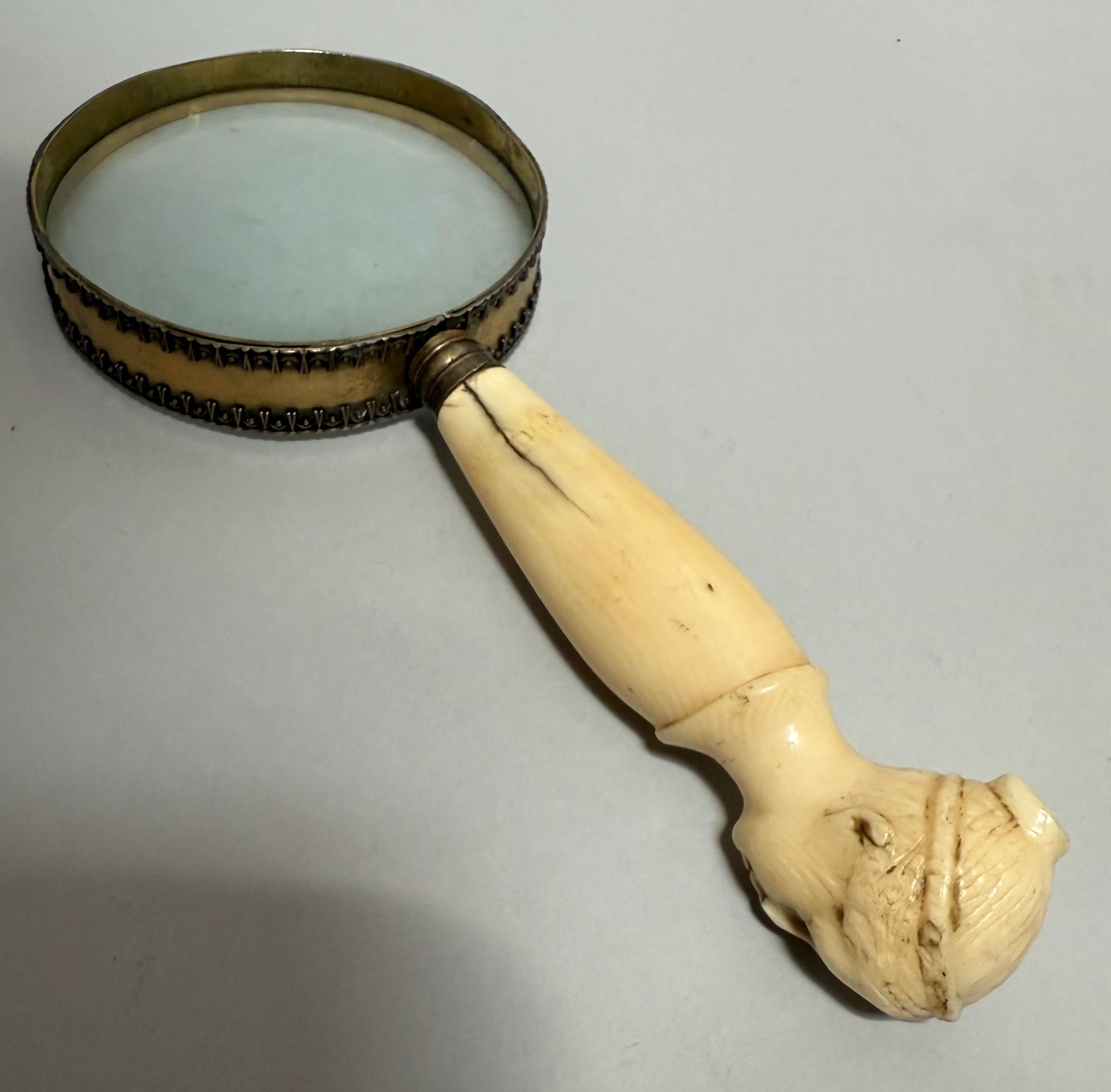 Französisches Vergrößerungsglas des 19. Jahrhunderts mit geschnitztem figürlichem Henkel (Messing) im Angebot
