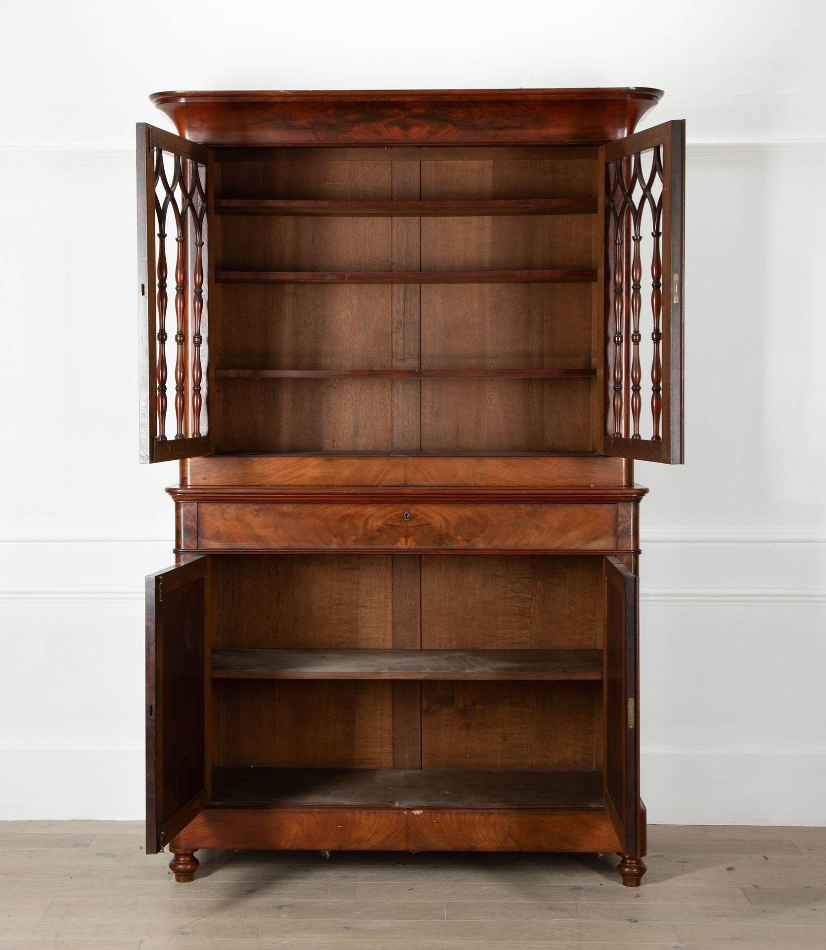 Una credenza in mogano a fiamma francese con due ante a pannello aperto sopra un cassetto e due ante a pannello.
Circa 1880.