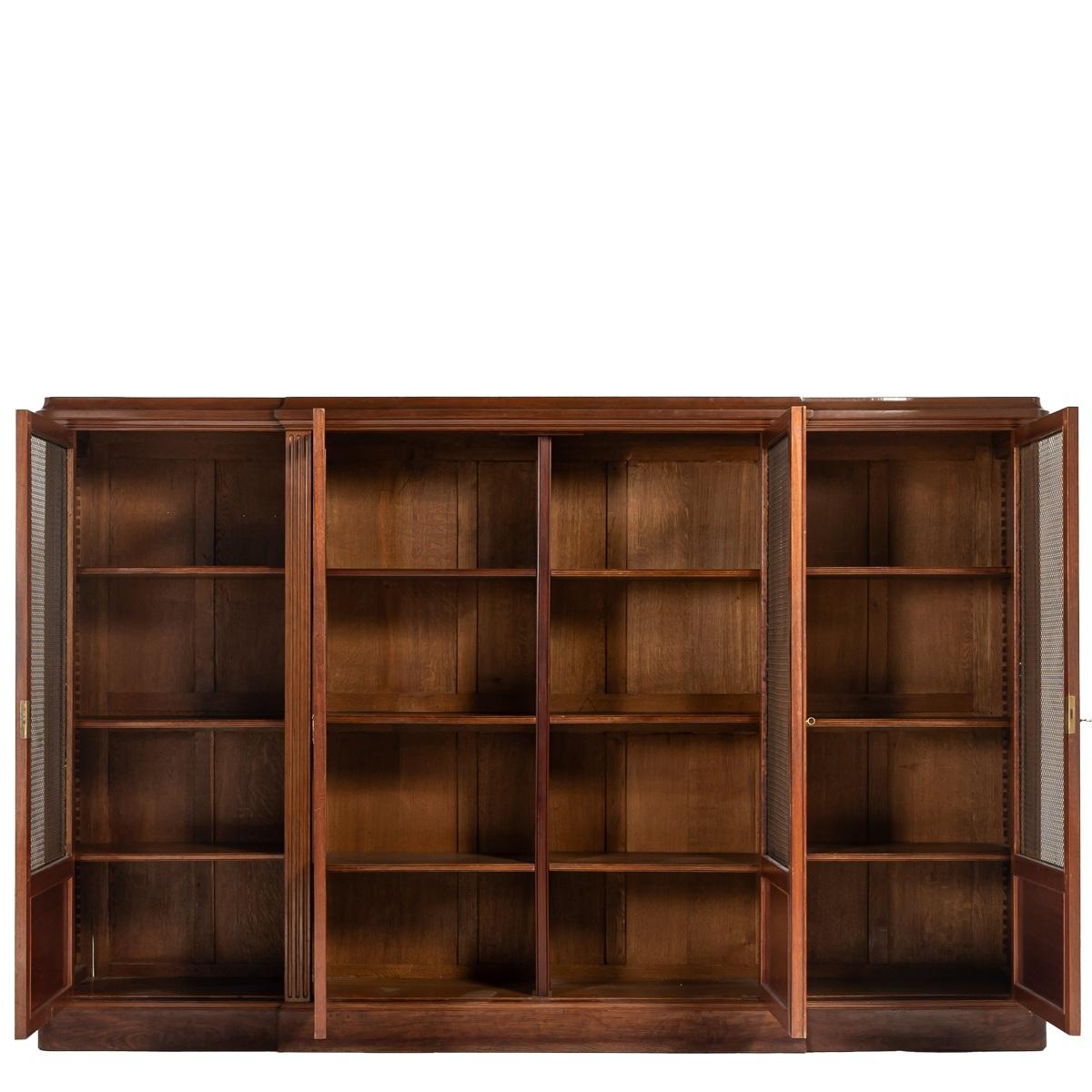 Una raffinata libreria francese del XIX secolo realizzata in mogano di alta qualità, ricercato per il suo ricco colore marrone rossastro e la sua finitura liscia e lucente. Questo tipo di legno era molto popolare in Francia nel XIX secolo grazie