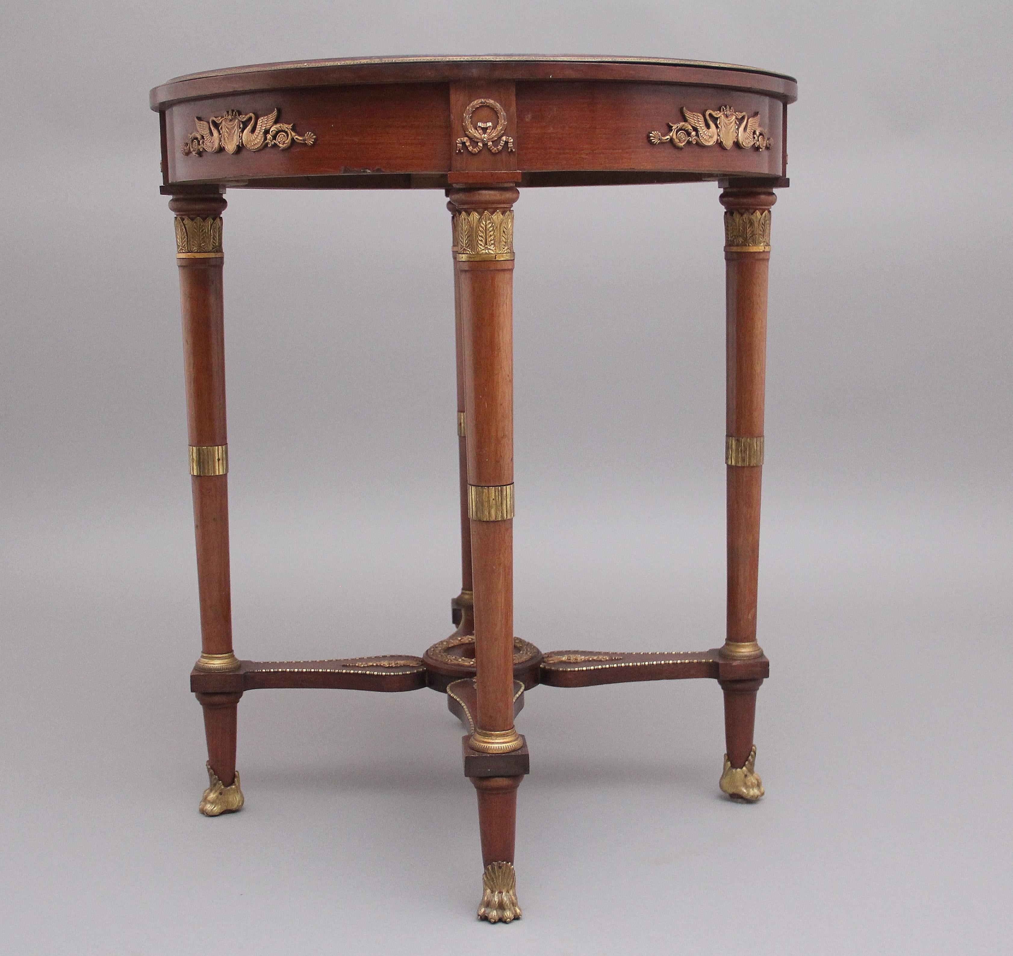 Französischer Mahagoni-Mitteltisch aus dem 19. Jahrhundert im Empire-Stil (Spätes 19. Jahrhundert) im Angebot