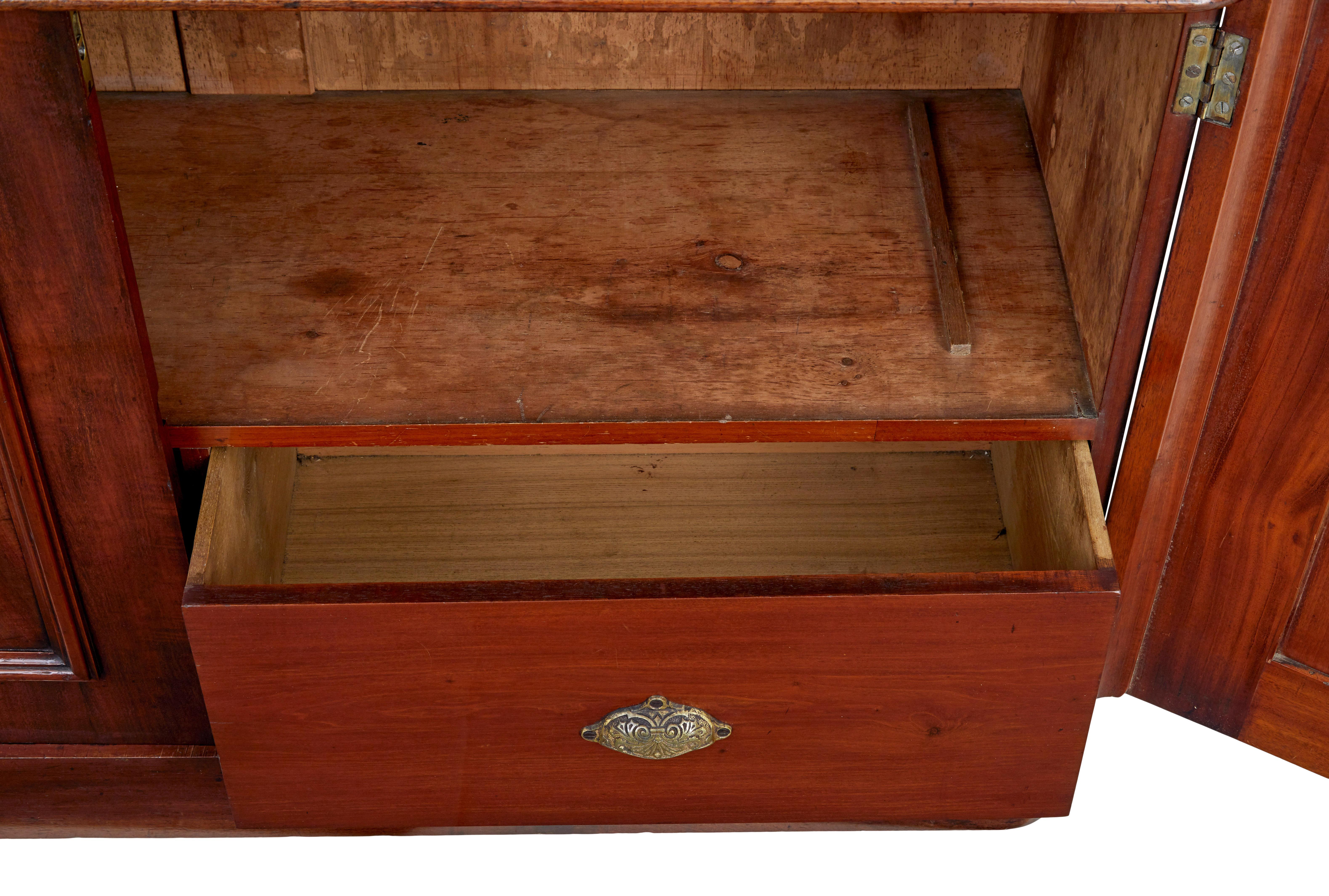 Credenza chiffonier francese del XIX secolo in mogano in vendita 2