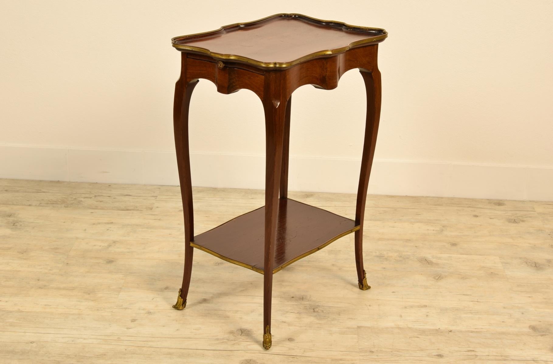 Français Table basse française en acajou du 19ème siècle par Escalier de Cristal en vente
