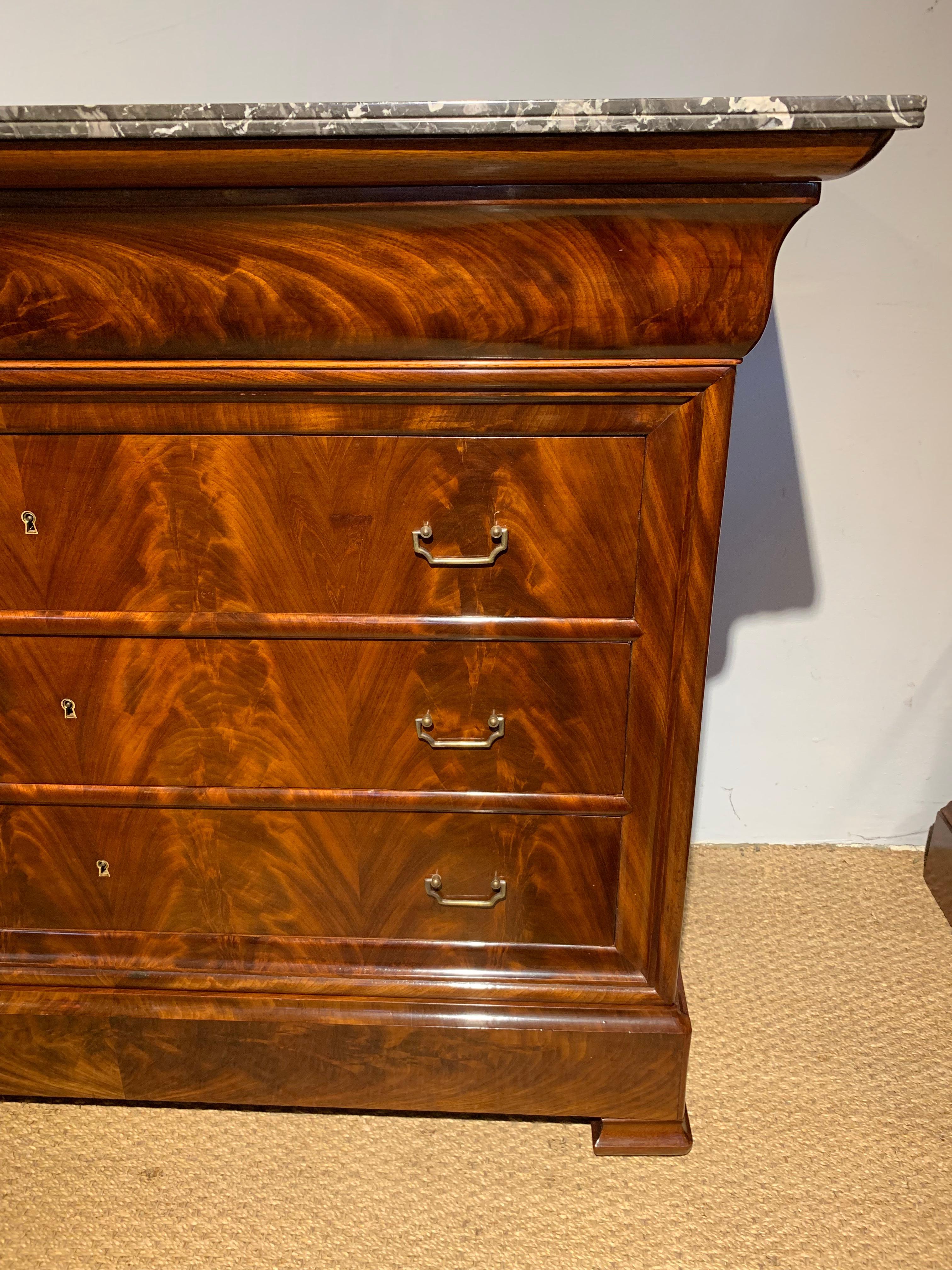 Fabulous 19th century flame mahogany French chest of drawers / commode 

Dating to circa 1870s, the front veneered in wonderful flame mahogany over a solid oak frame, original grey marble top, 5 drawers which all run smoothly 

This piece has
