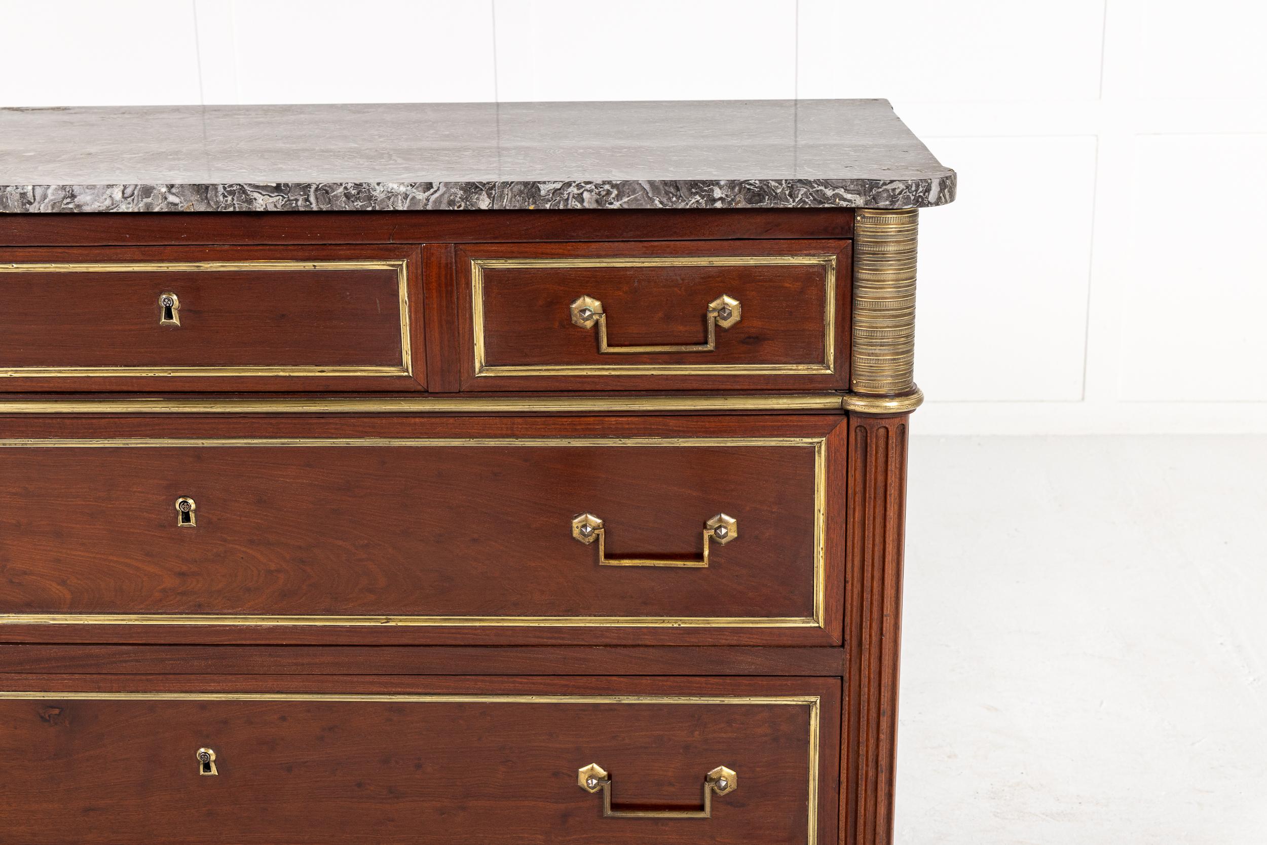 Commodo in mogano francese del XIX secolo di buona qualità in stile Luigi XVI.

Questa graziosa commode è in stile Luigi XVI rettangolare con supporti a colonna sporgenti. L'opera presenta delle decorazioni in ormolu sulla sommità delle colonne, sui