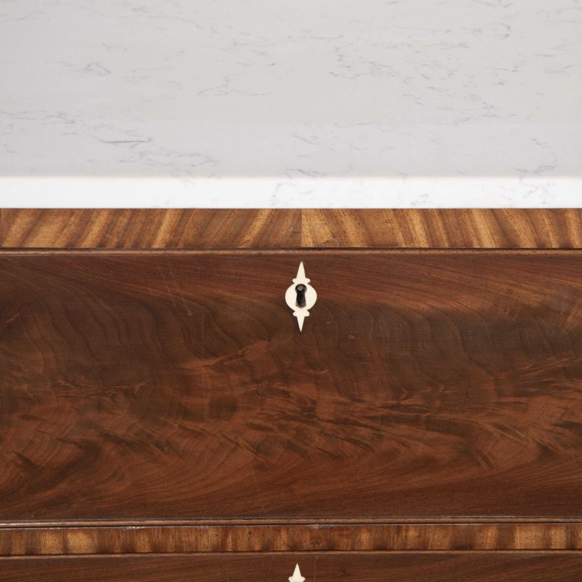 Ottone Commode francese in mogano del XIX secolo in vendita