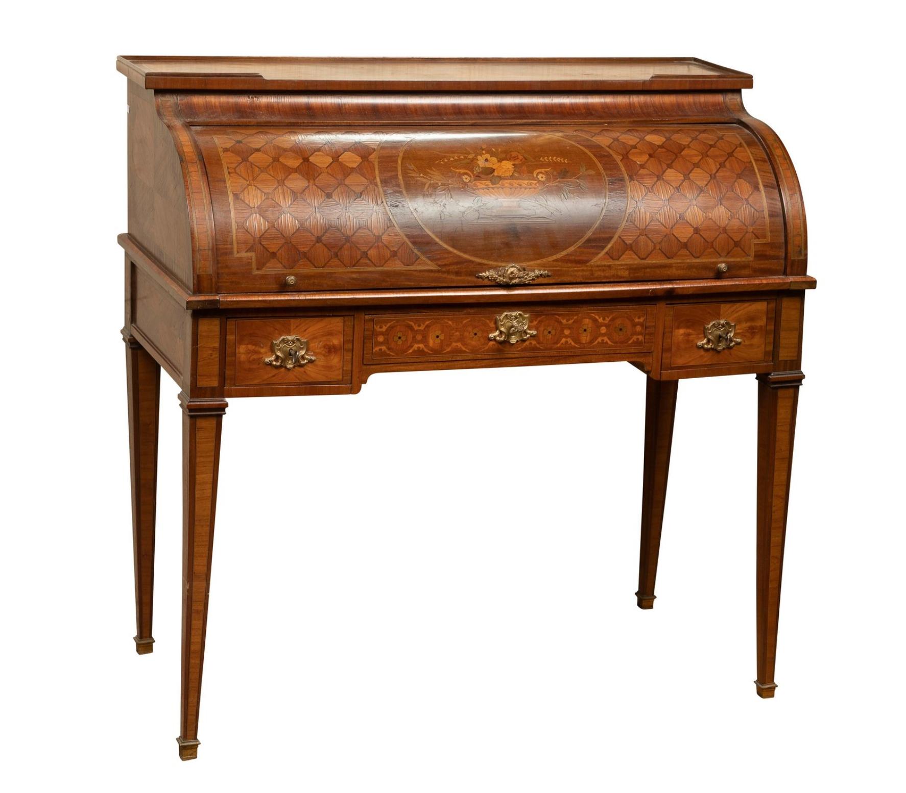 Mahogany and mahogany veneer cylinder desk, adorned with a medallion centered with a trophy, the apron opening with three drawers.
Louis XVI Style, 19th Century Period
Very good condition.