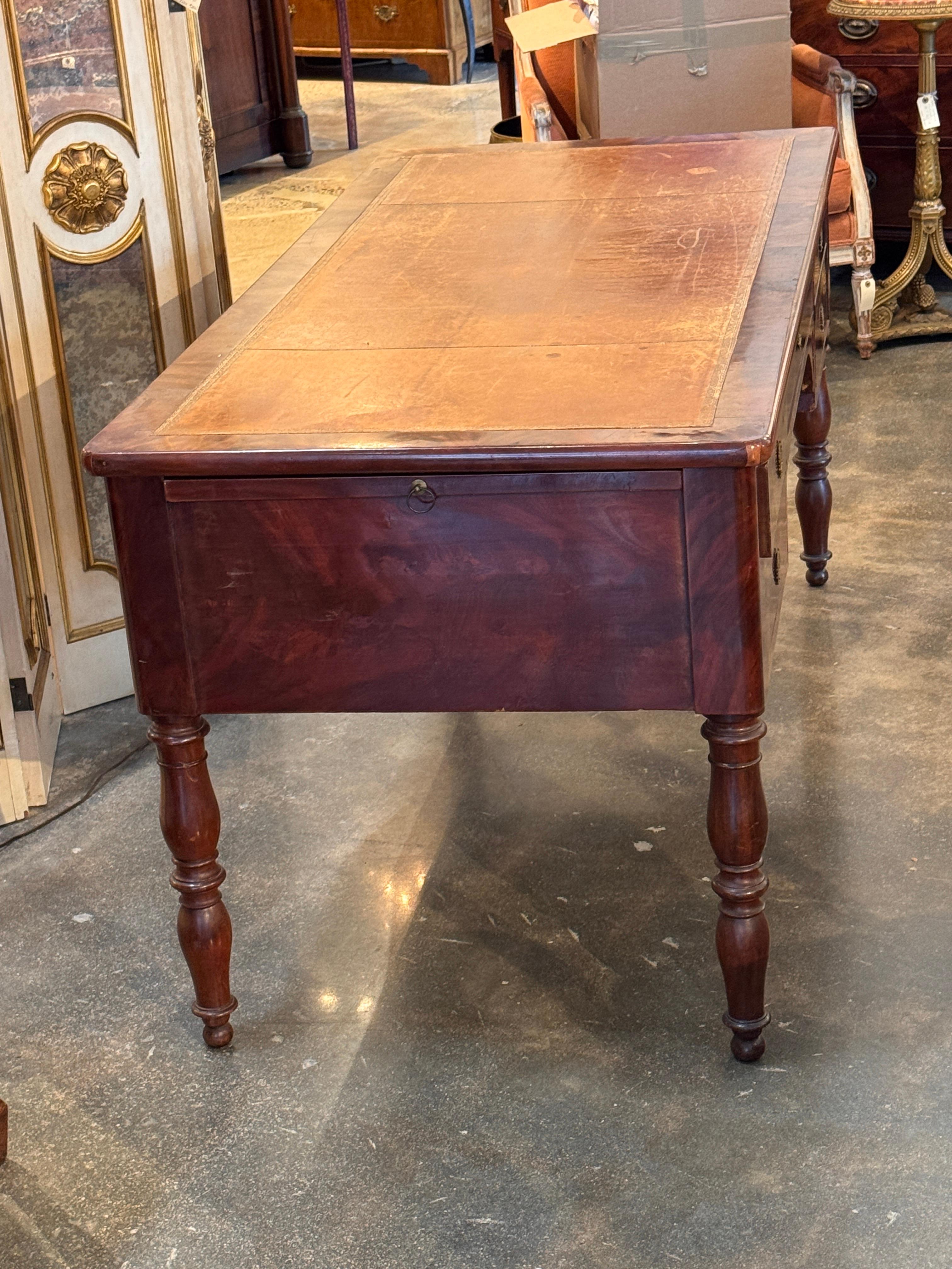 19th Century French Mahogany Desk With Slide Extensions in vendita 4