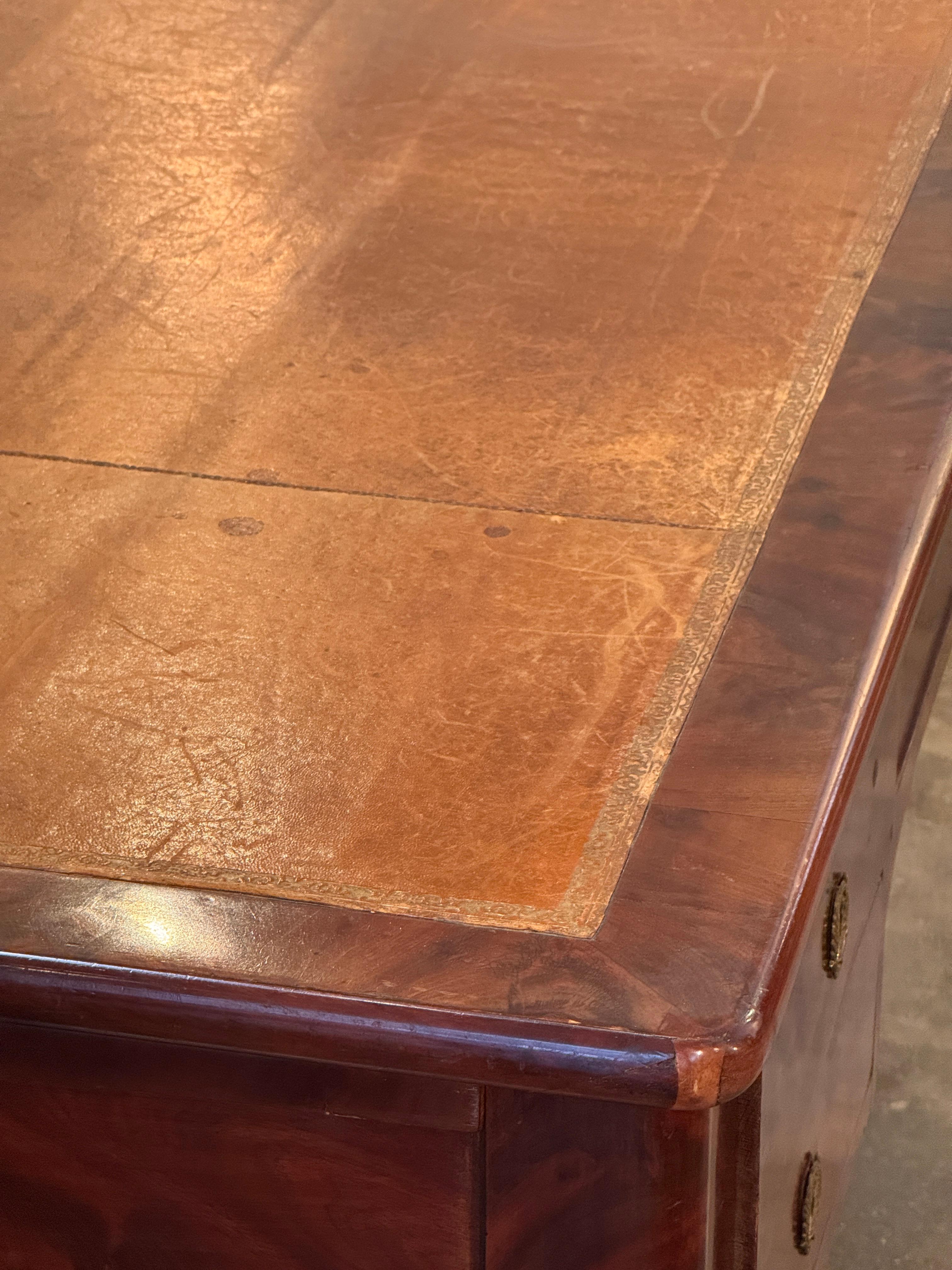 19th Century French Mahogany Desk With Slide Extensions in vendita 5