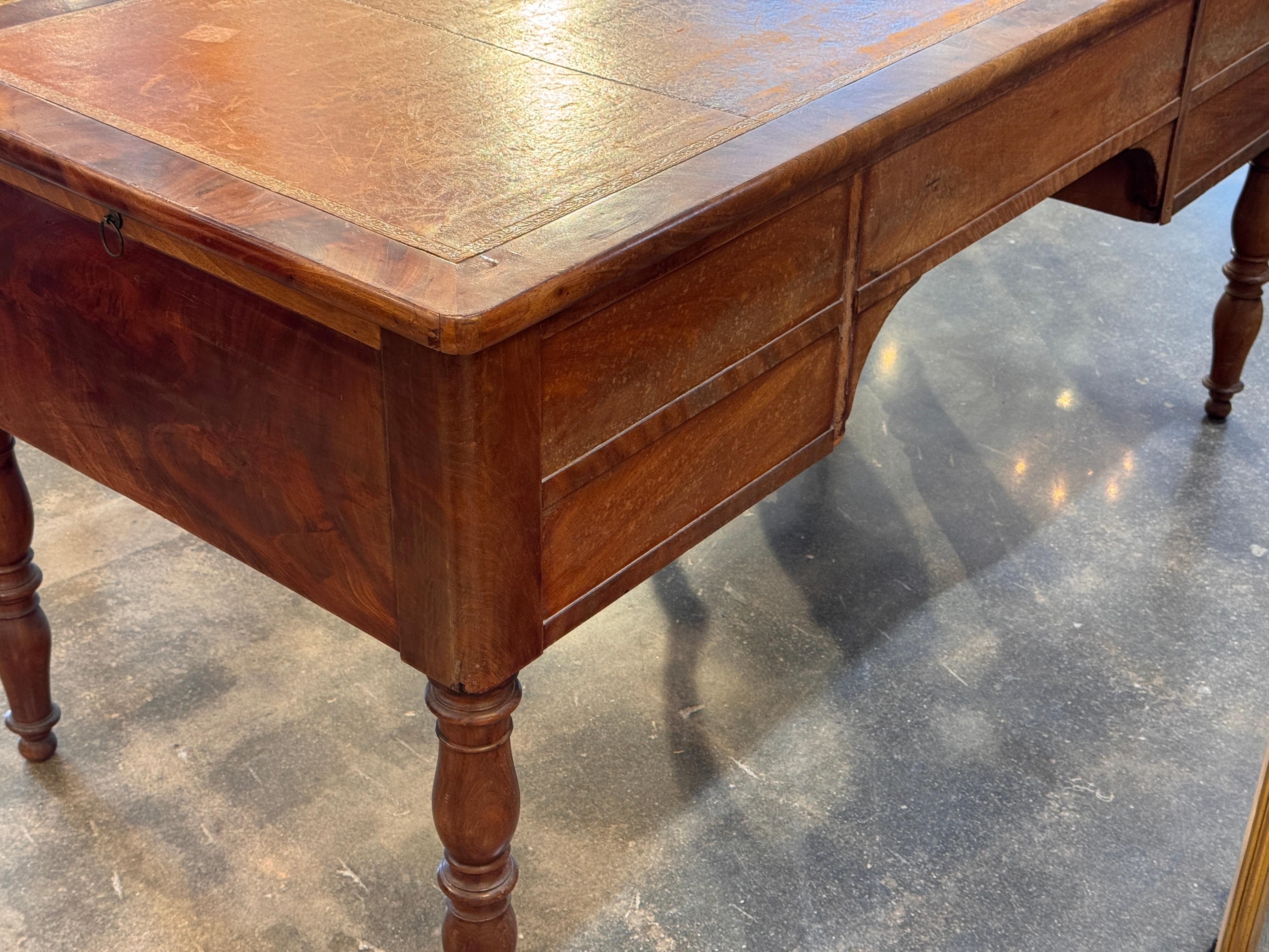 19th Century French Mahogany Desk With Slide Extensions in vendita 6