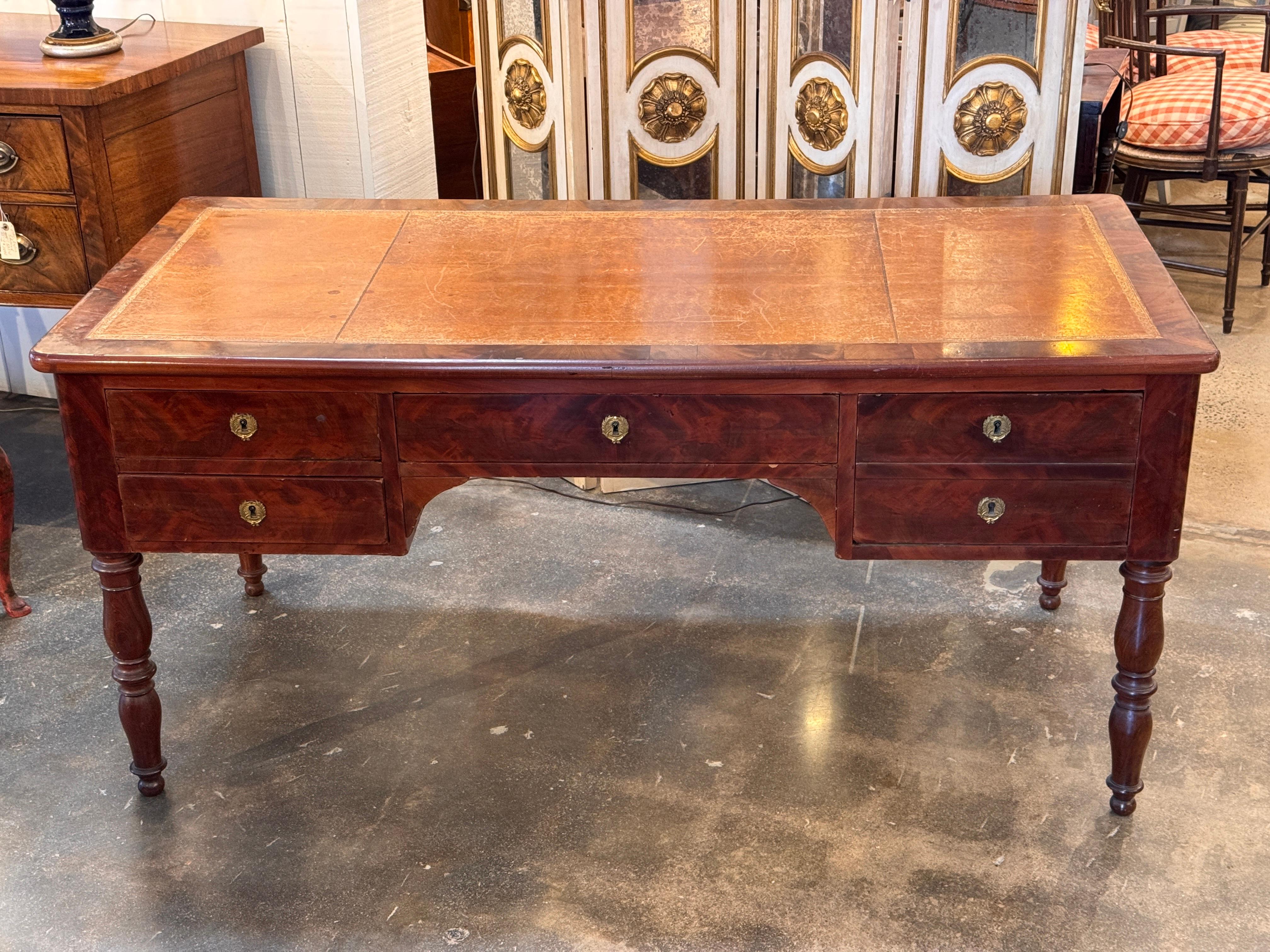 Francese 19th Century French Mahogany Desk With Slide Extensions in vendita