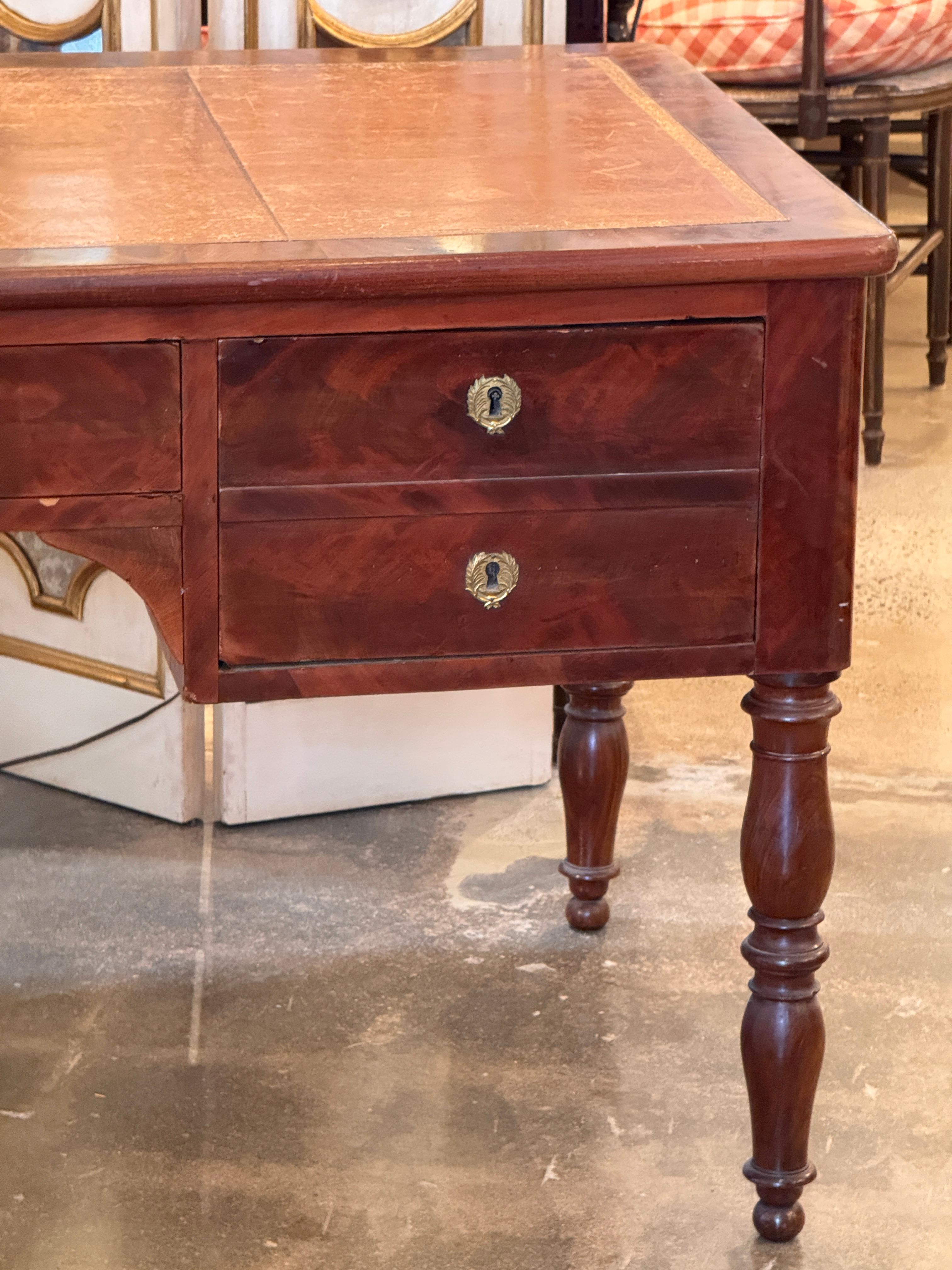 19th Century French Mahogany Desk With Slide Extensions In condizioni buone in vendita a Charlottesville, VA