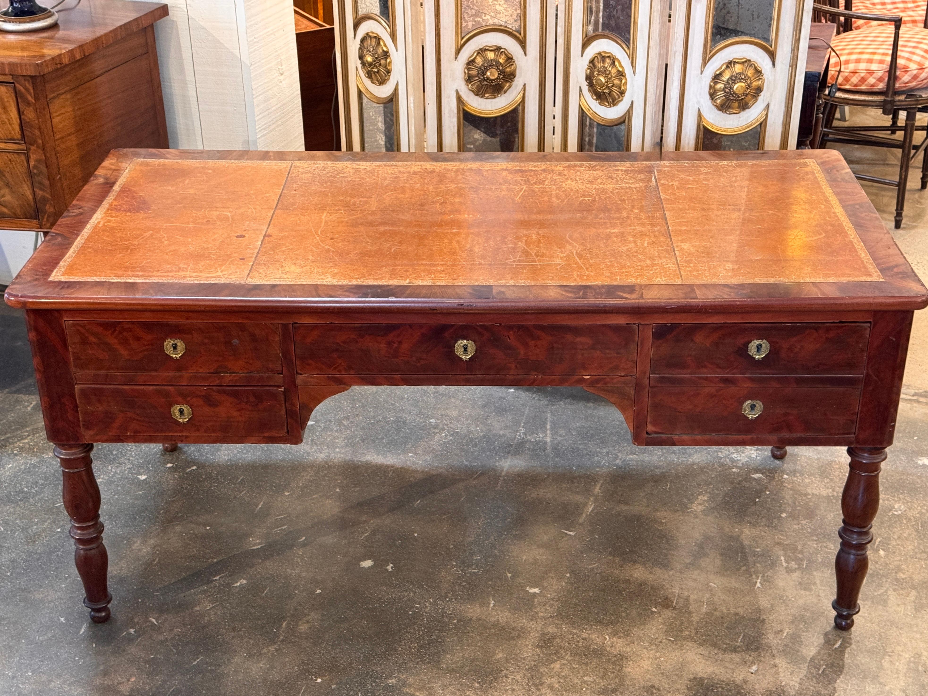XIX secolo 19th Century French Mahogany Desk With Slide Extensions in vendita