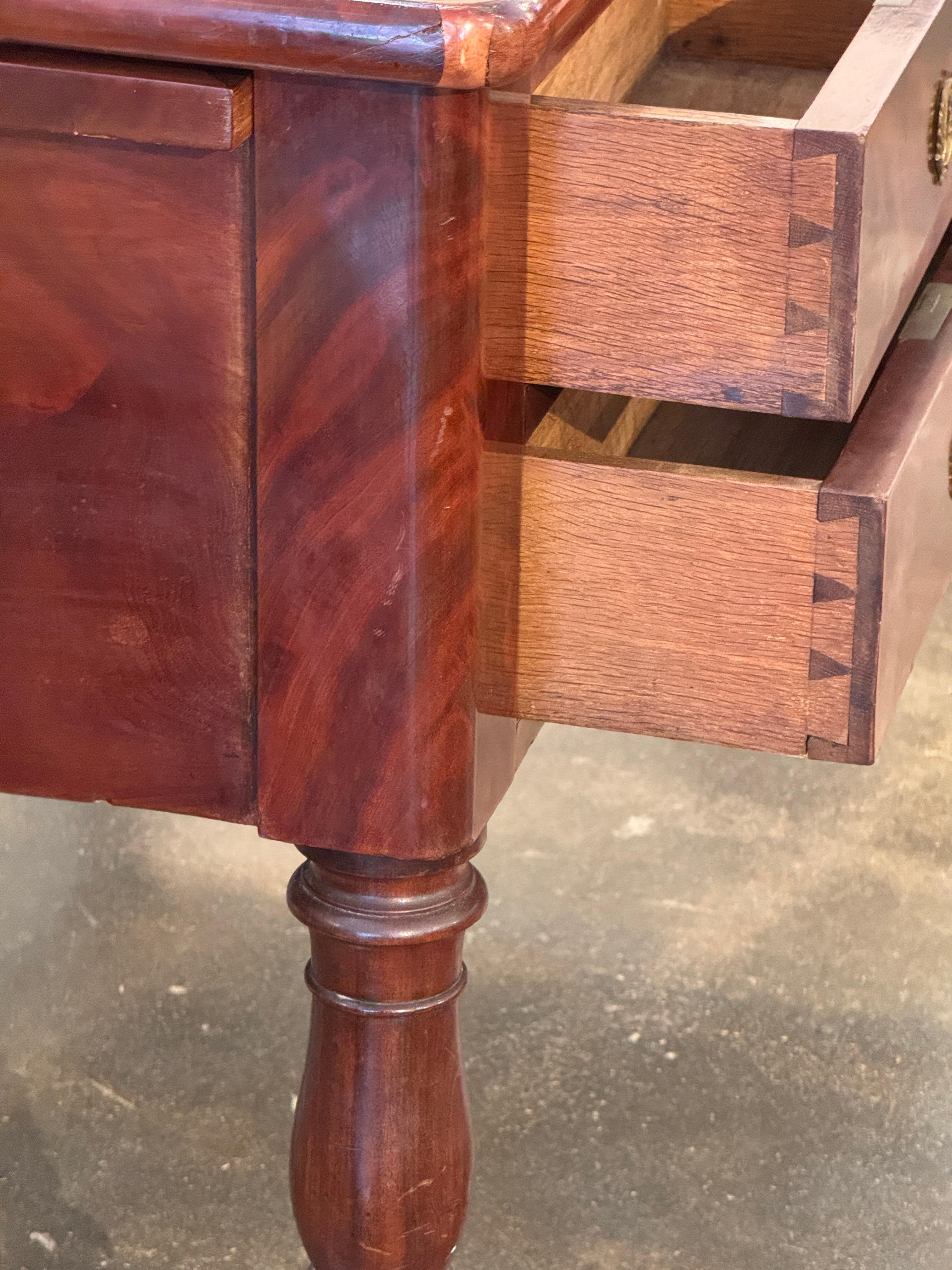 Mogano 19th Century French Mahogany Desk With Slide Extensions in vendita