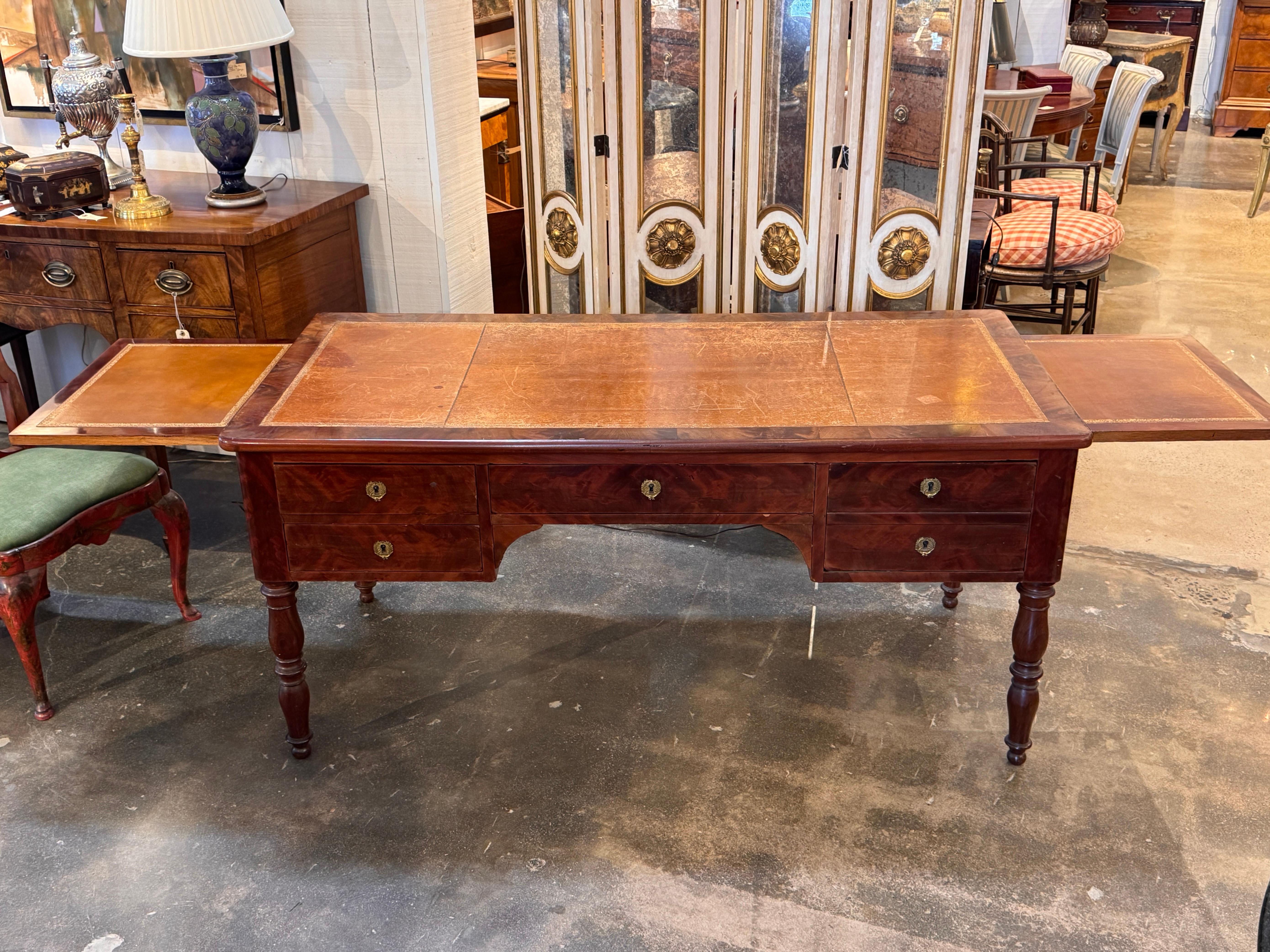 19th Century French Mahogany Desk With Slide Extensions in vendita 1