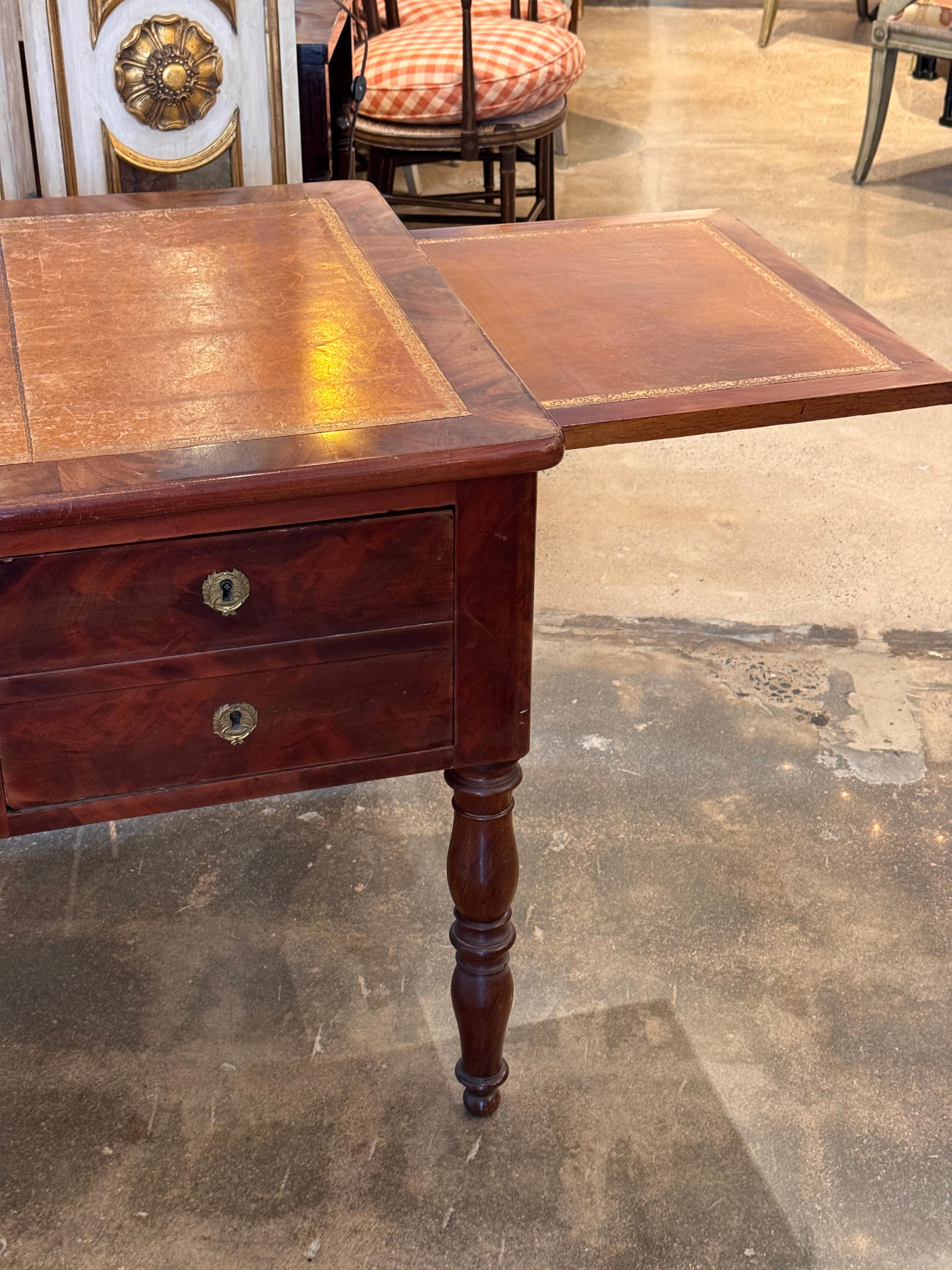 19th Century French Mahogany Desk With Slide Extensions in vendita 2