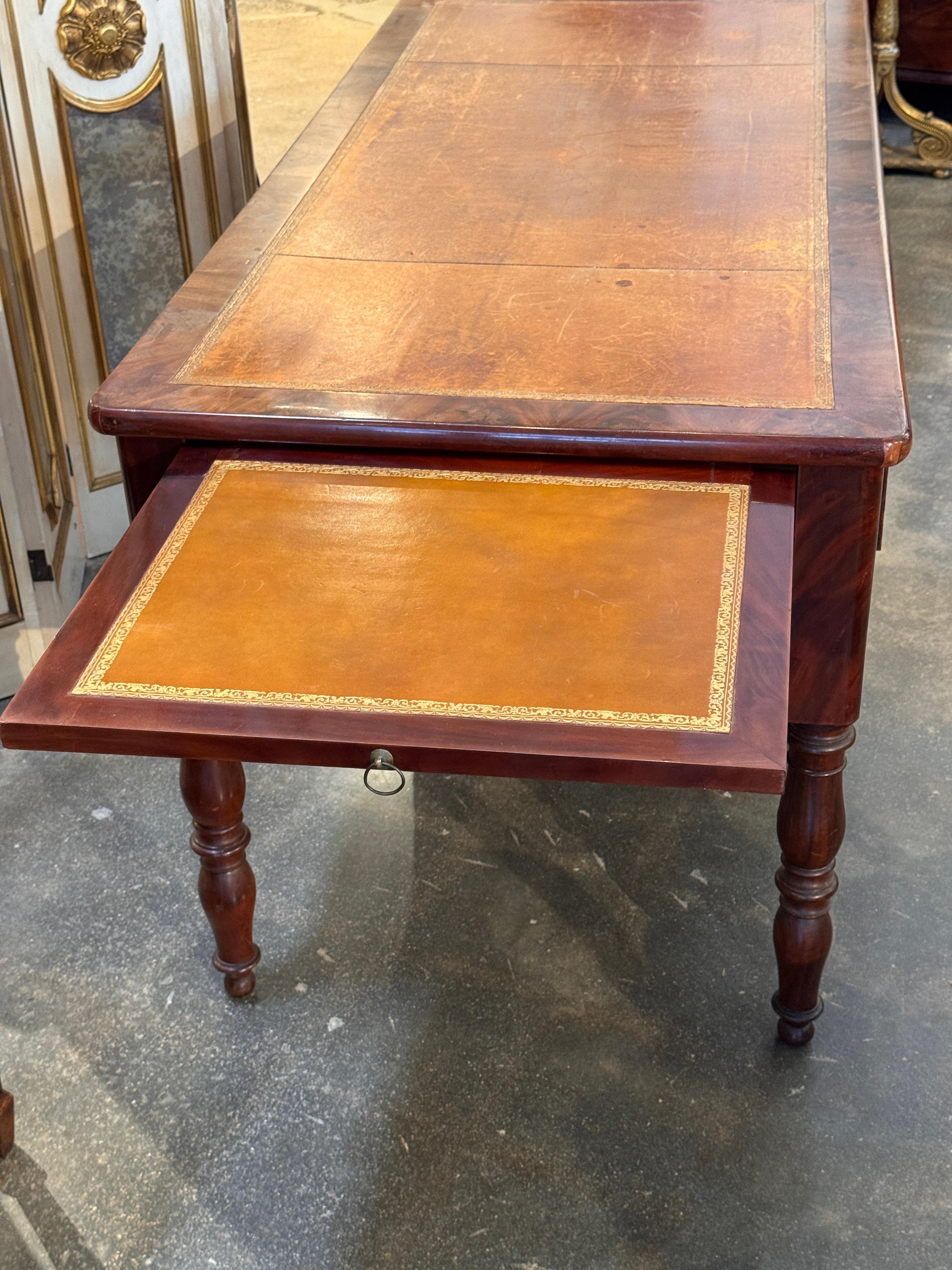 19th Century French Mahogany Desk With Slide Extensions in vendita 3