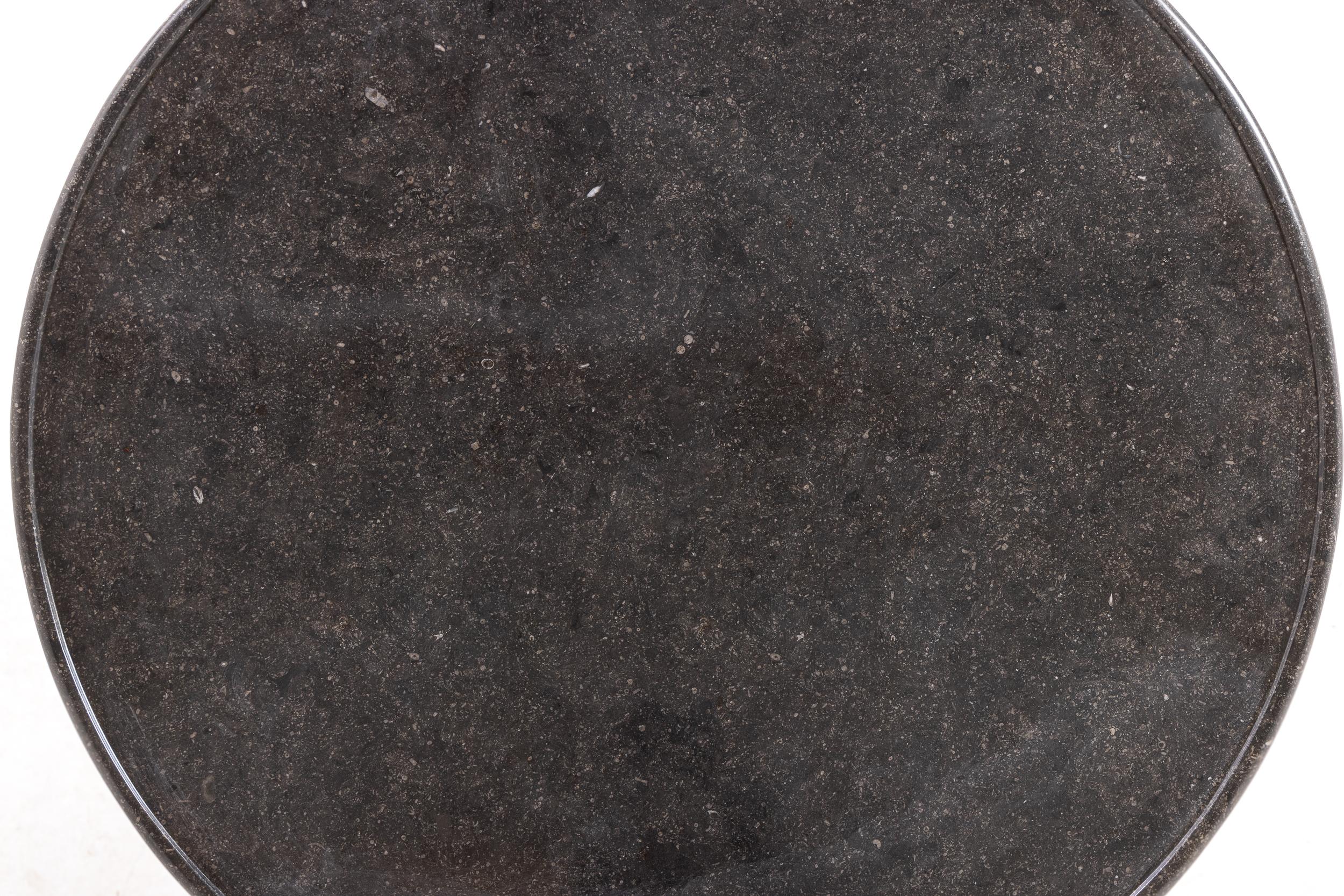 Mesa de centro/guéridon francesa de caoba del siglo XIX con tapa de mármol en venta 7