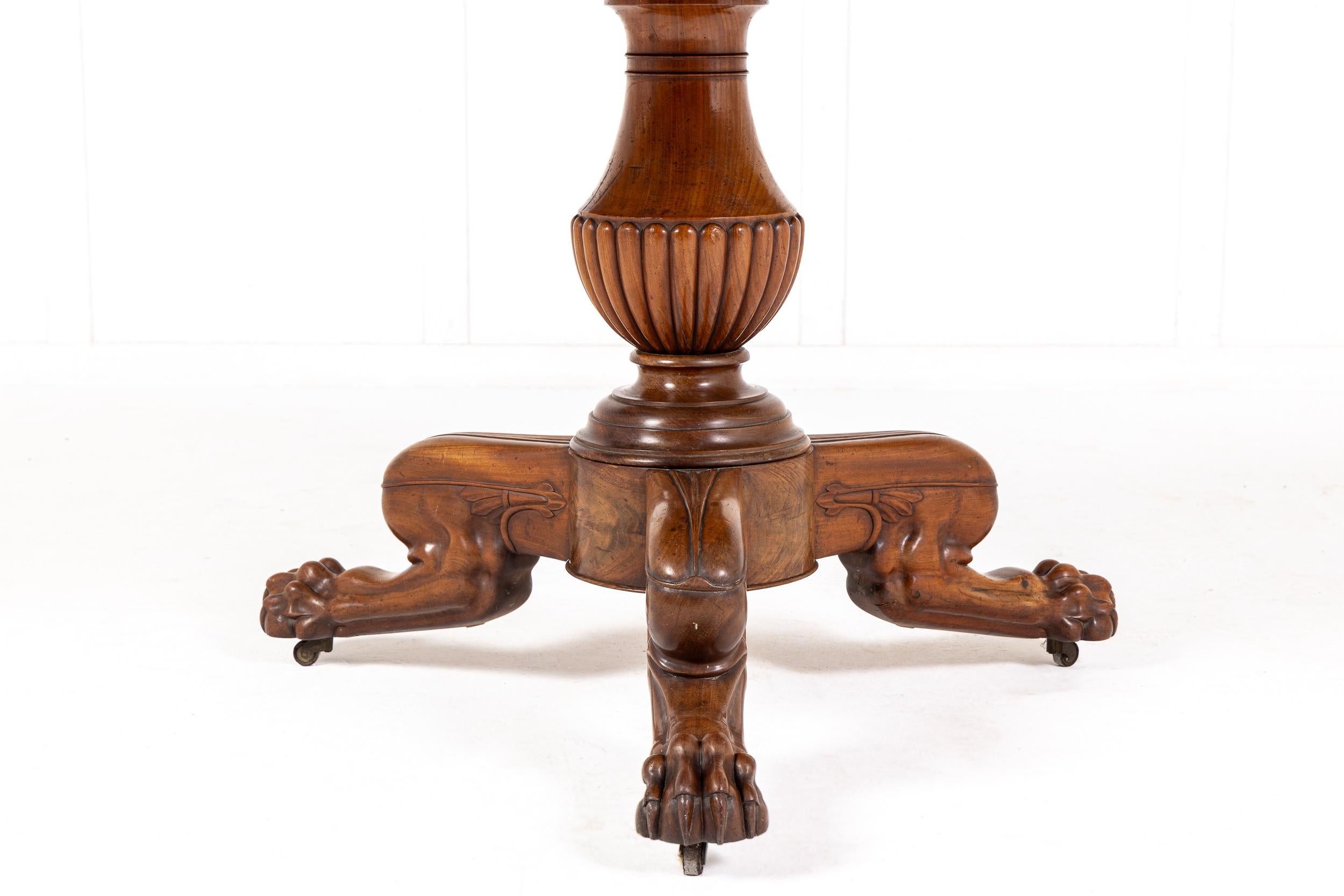 Fino Guéridon o Mesa de Centro de Caoba Francesa del Siglo XIX con Tapa de Mármol.

Este guéridon está especialmente bien proporcionado; la atractiva encimera de mármol negro y moteado se apoya en un delgado friso, una columna central en forma de