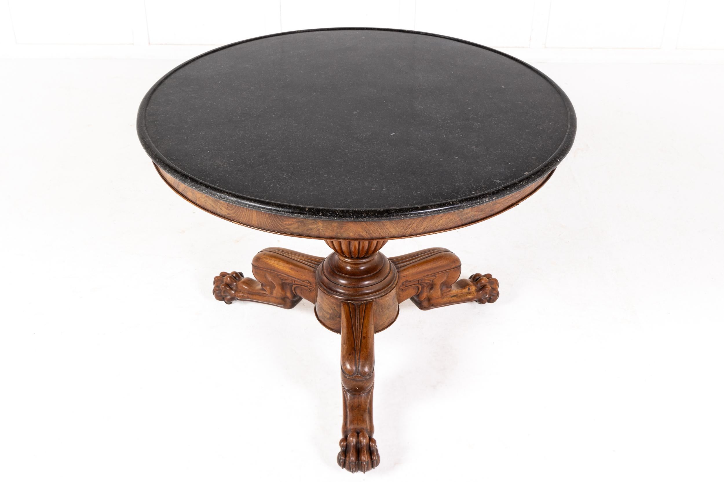 Mesa de centro/guéridon francesa de caoba del siglo XIX con tapa de mármol en venta 4