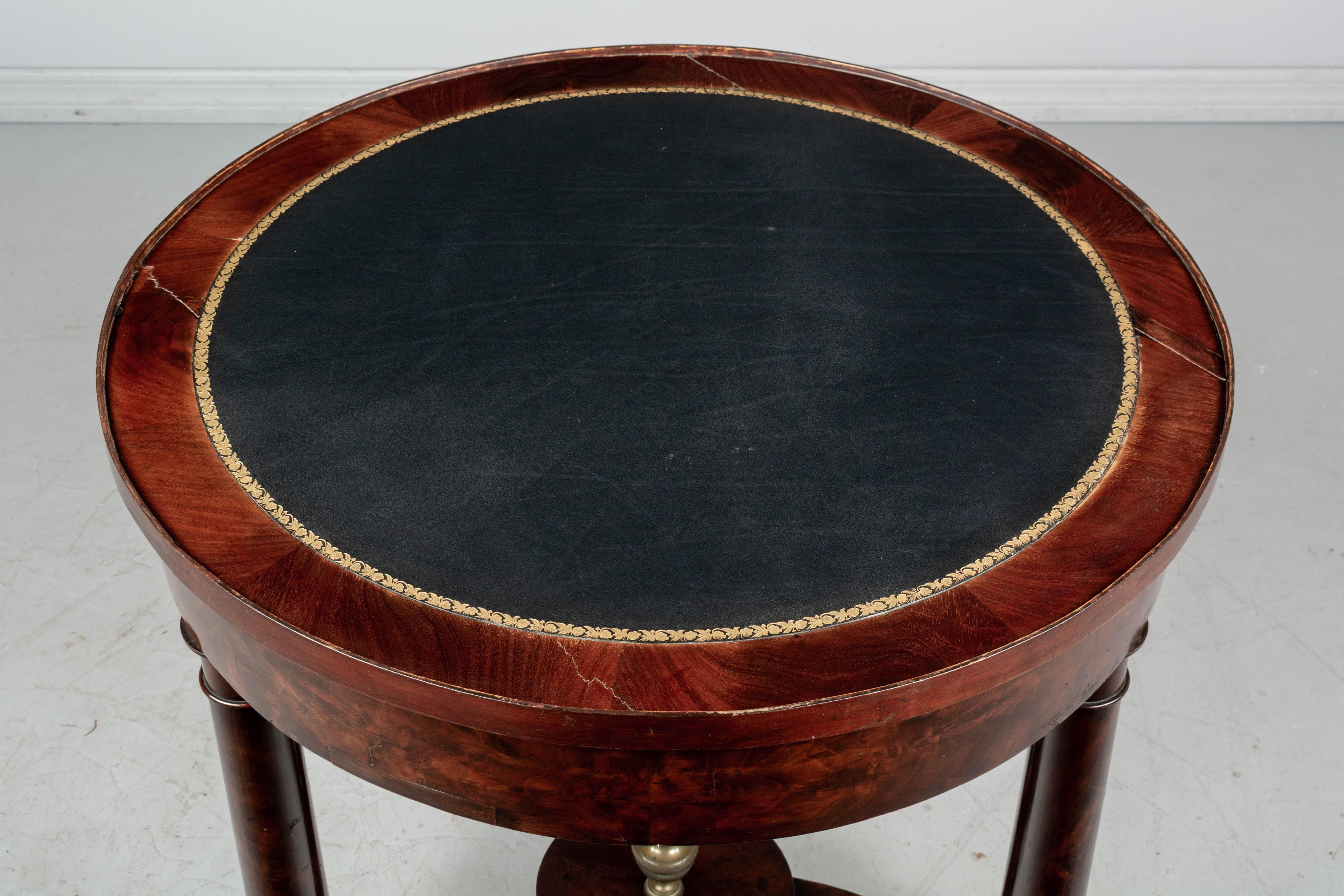 Gueridón o mesa de juego de caoba francesa del siglo XIX en venta 5