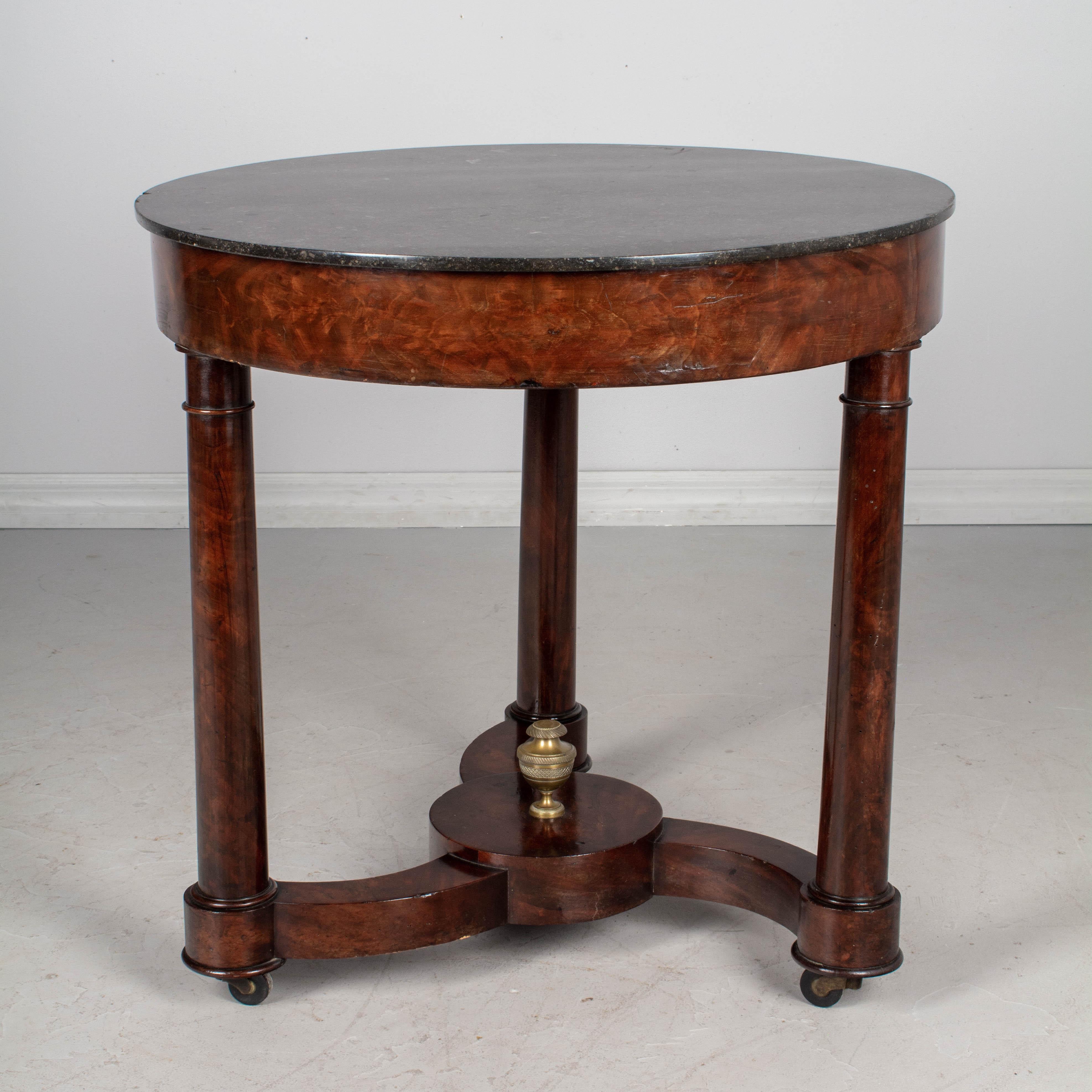 Französischer Mahagoni-Gueridon oder Spieltisch aus dem 19. Jahrhundert (Handgefertigt) im Angebot