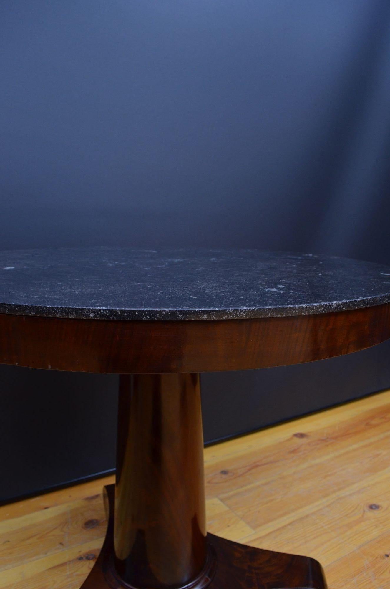 Table de Gueridon en acajou français du 19ème siècle - Table de centre en vente 4