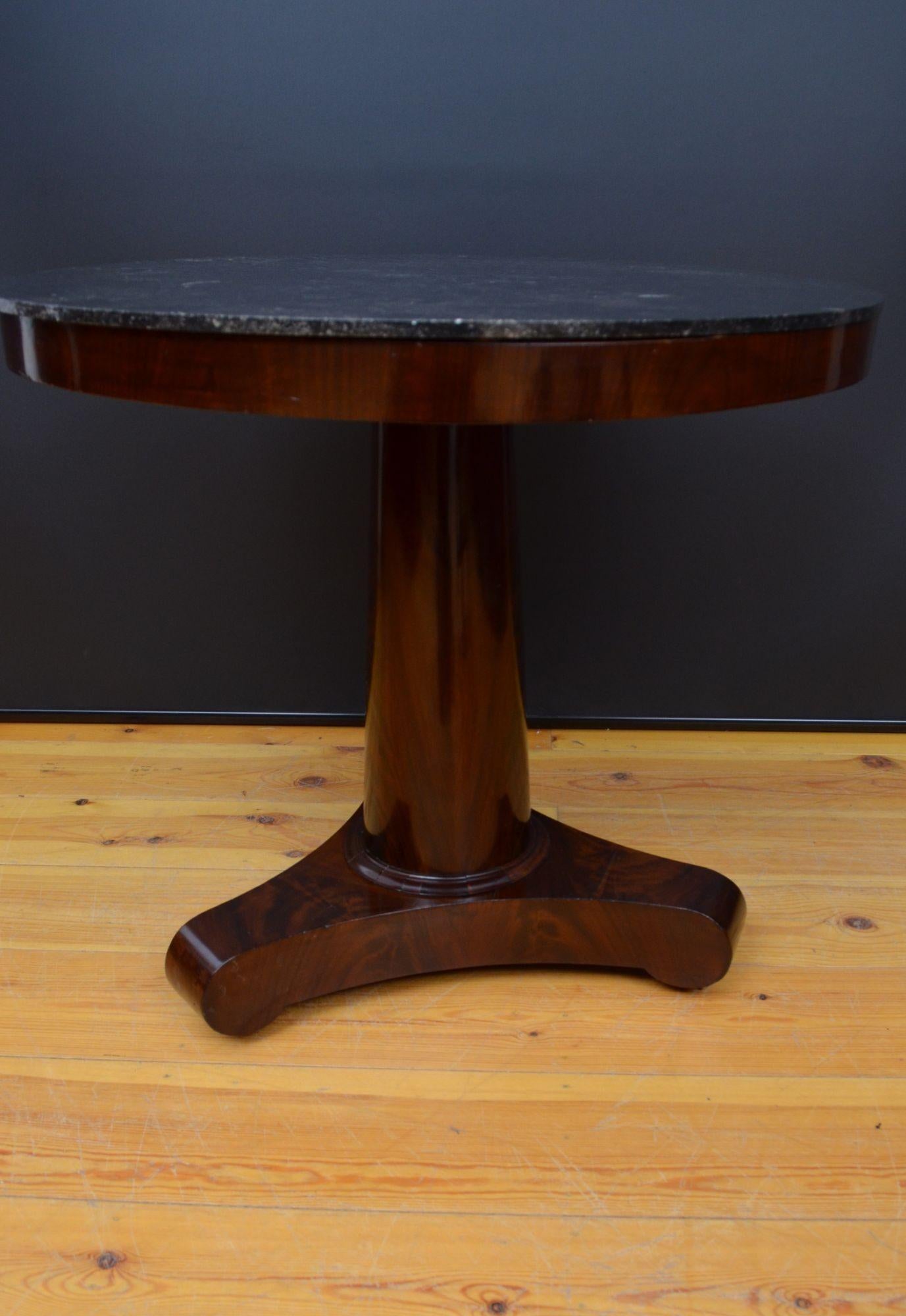 Marbre Table de Gueridon en acajou français du 19ème siècle - Table de centre en vente