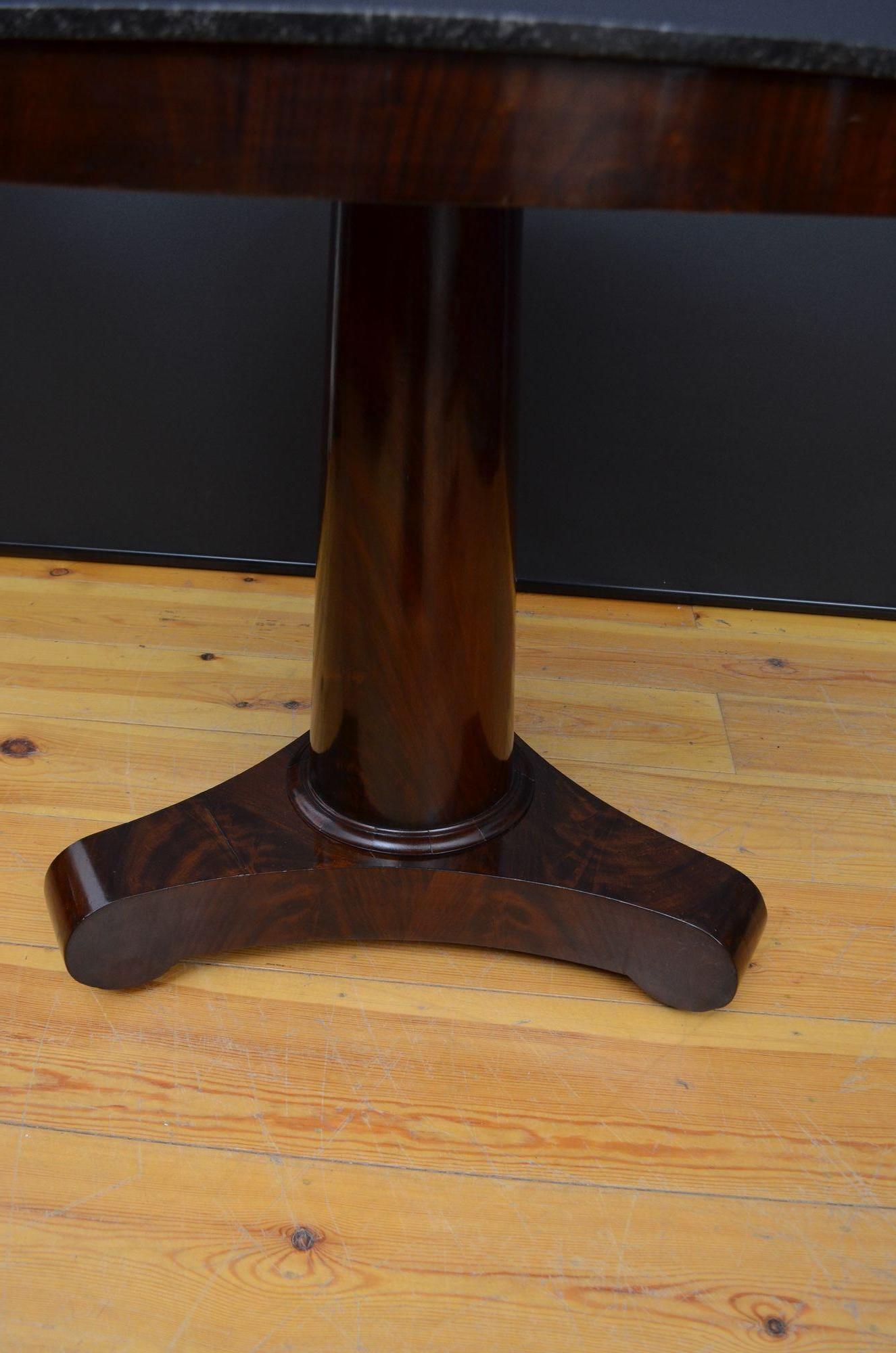 Table de Gueridon en acajou français du 19ème siècle - Table de centre en vente 1