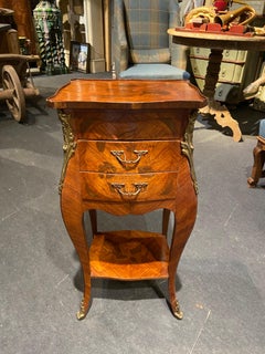 Mesas auxiliares francesas de caoba con incrustaciones y cajones de estilo Luis XVI del siglo XIX