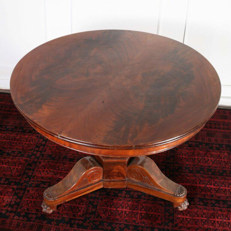 19th Century French Mahogany Round Table In Good Condition For Sale In Vancouver, British Columbia