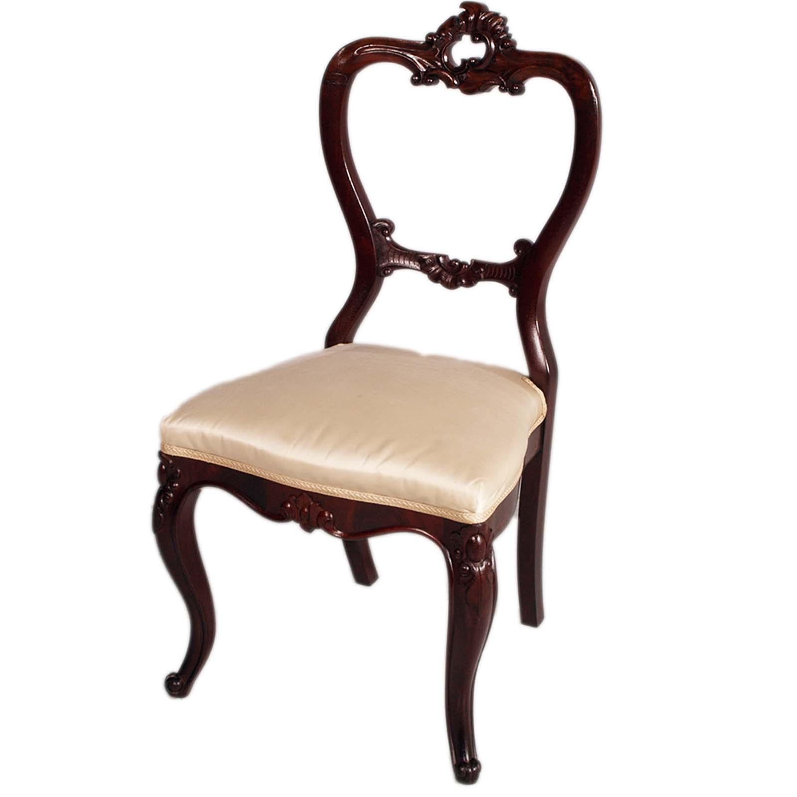 IMPORTANT : SUR DEMANDE, NOUS POUVONS RECHAUSSER LES CHAISES MOYENNANT UN SUPPLÉMENT DE 150 EUROS PAR CHAISE. 

Structure renforcée des chaises pour un usage quotidien. Siège à ressort. 

Table de salle à manger française en acajou du début du XIXe