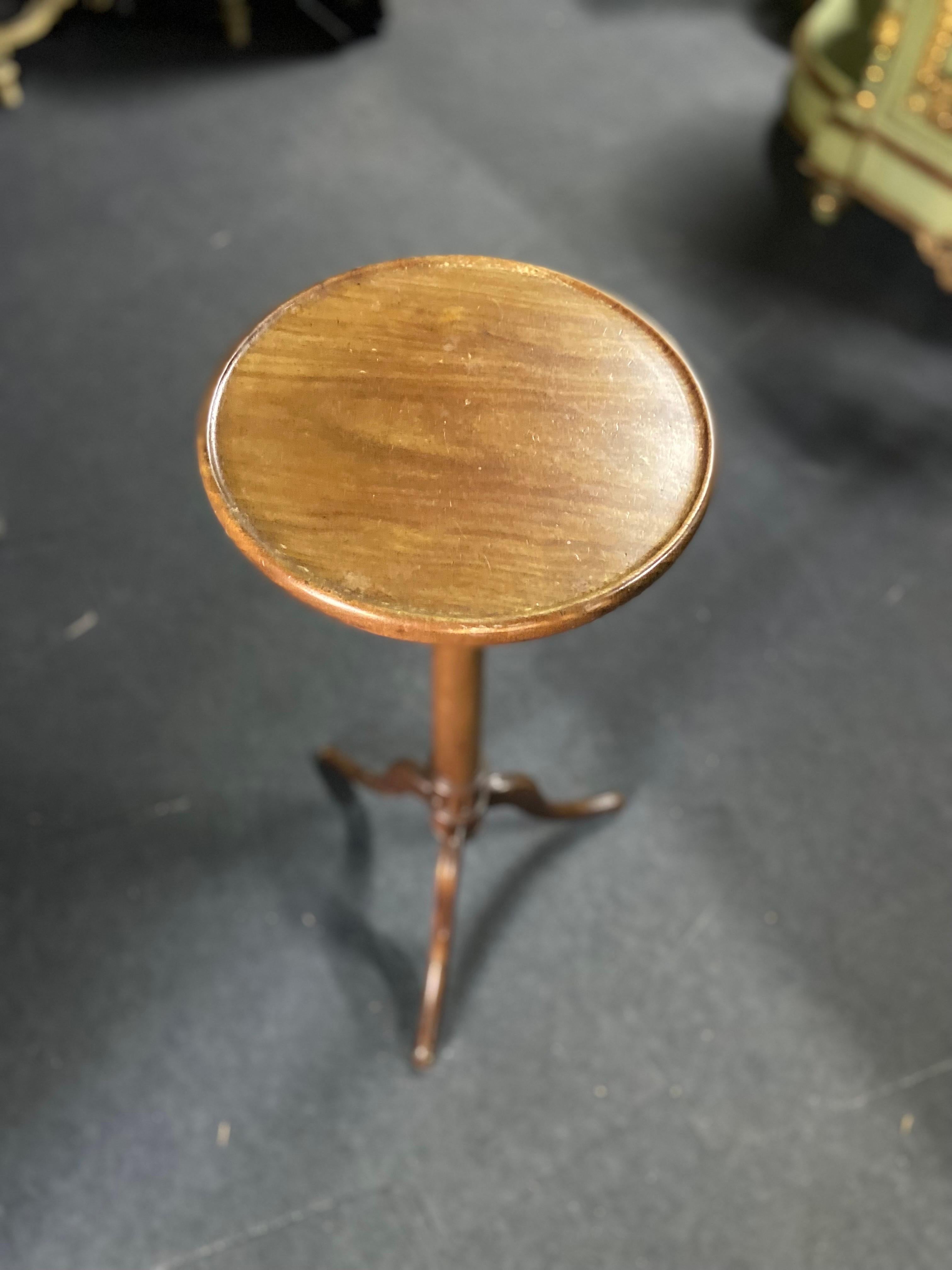 Fine mahogany side table with round top resting on tripod hand carved leg. Very good condition with no restorations.
France, circa 1860.