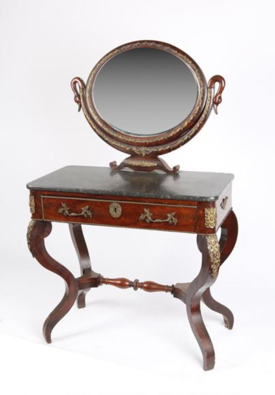 Stile impero Tavolo da toilette in mogano francese del XIX secolo con teste di cigno in stile impero in vendita