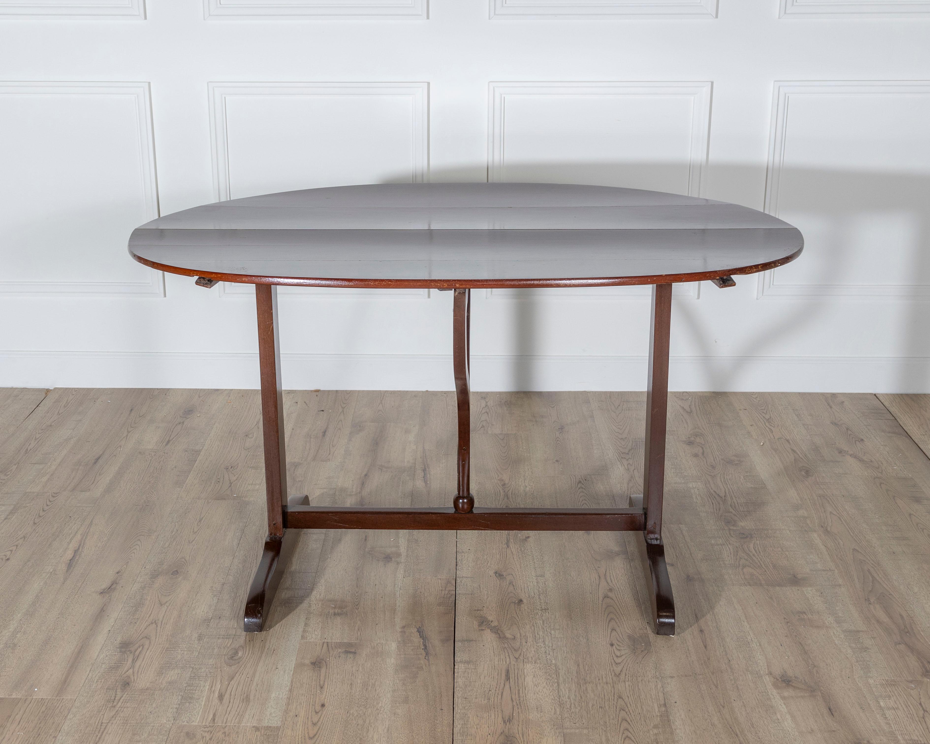 19th Century French Mahogany Winegrower’s Tilt-Top Table from Burgundy For Sale 8