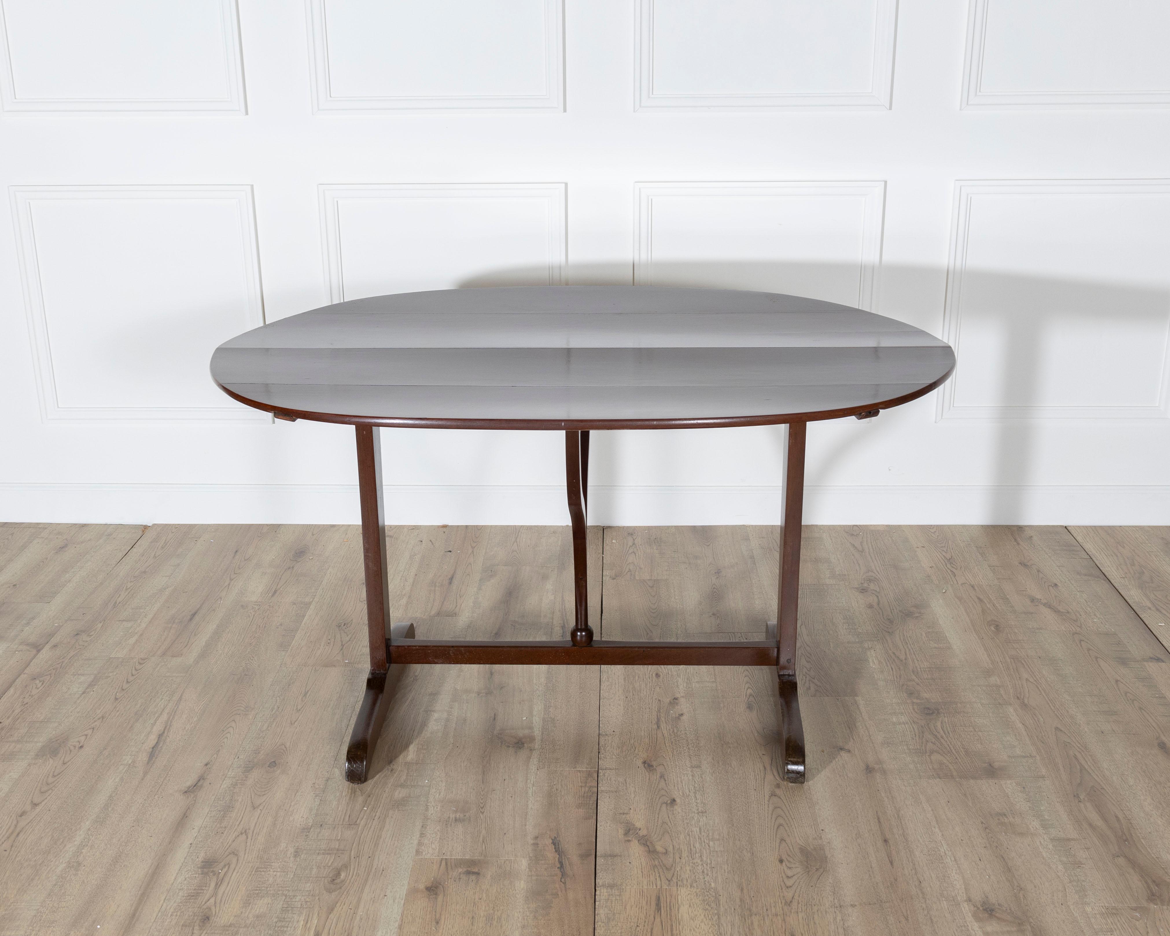 19th Century French Mahogany Winegrower’s Tilt-Top Table from Burgundy In Good Condition For Sale In Atlanta, GA