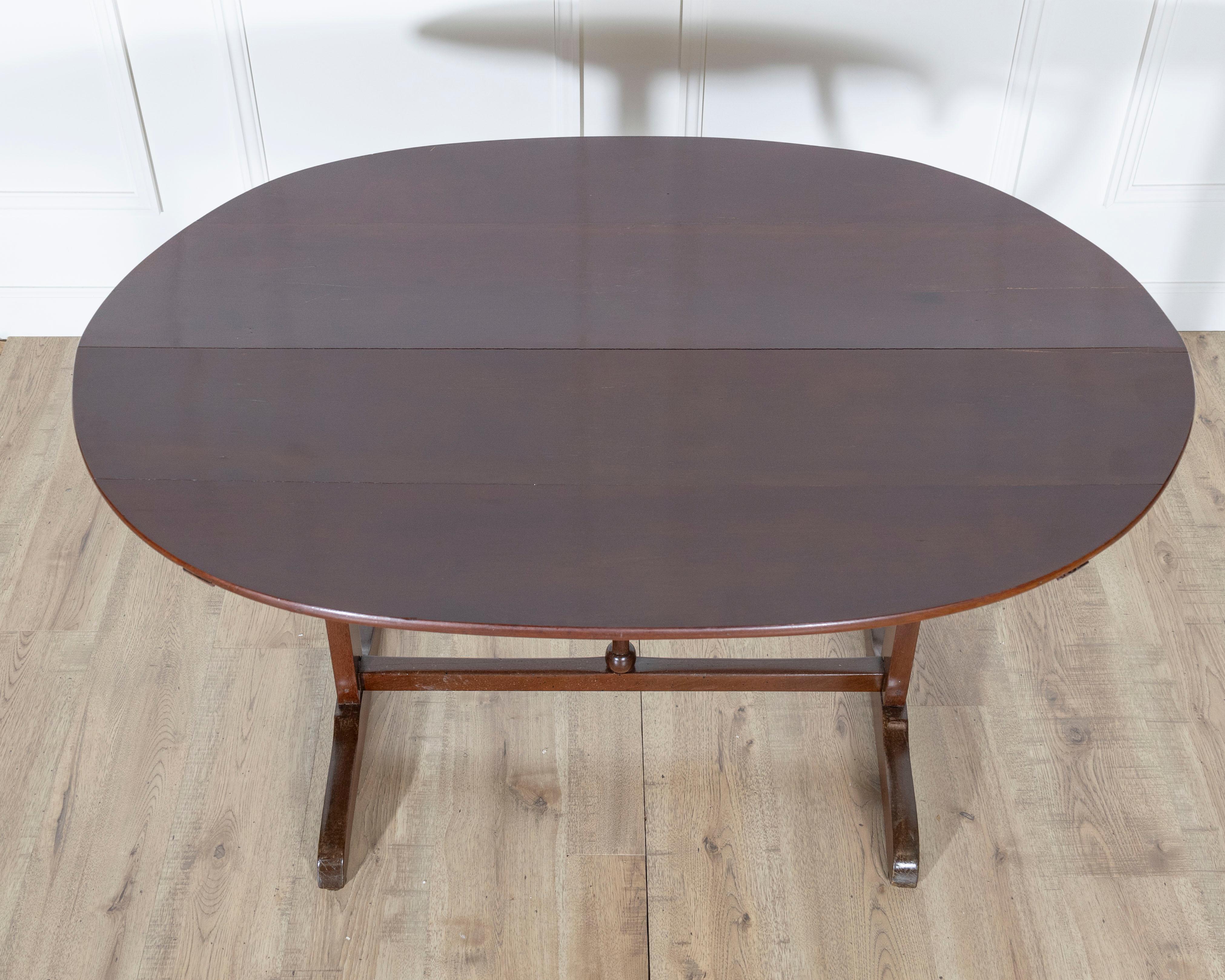 19th Century French Mahogany Winegrower’s Tilt-Top Table from Burgundy For Sale 1