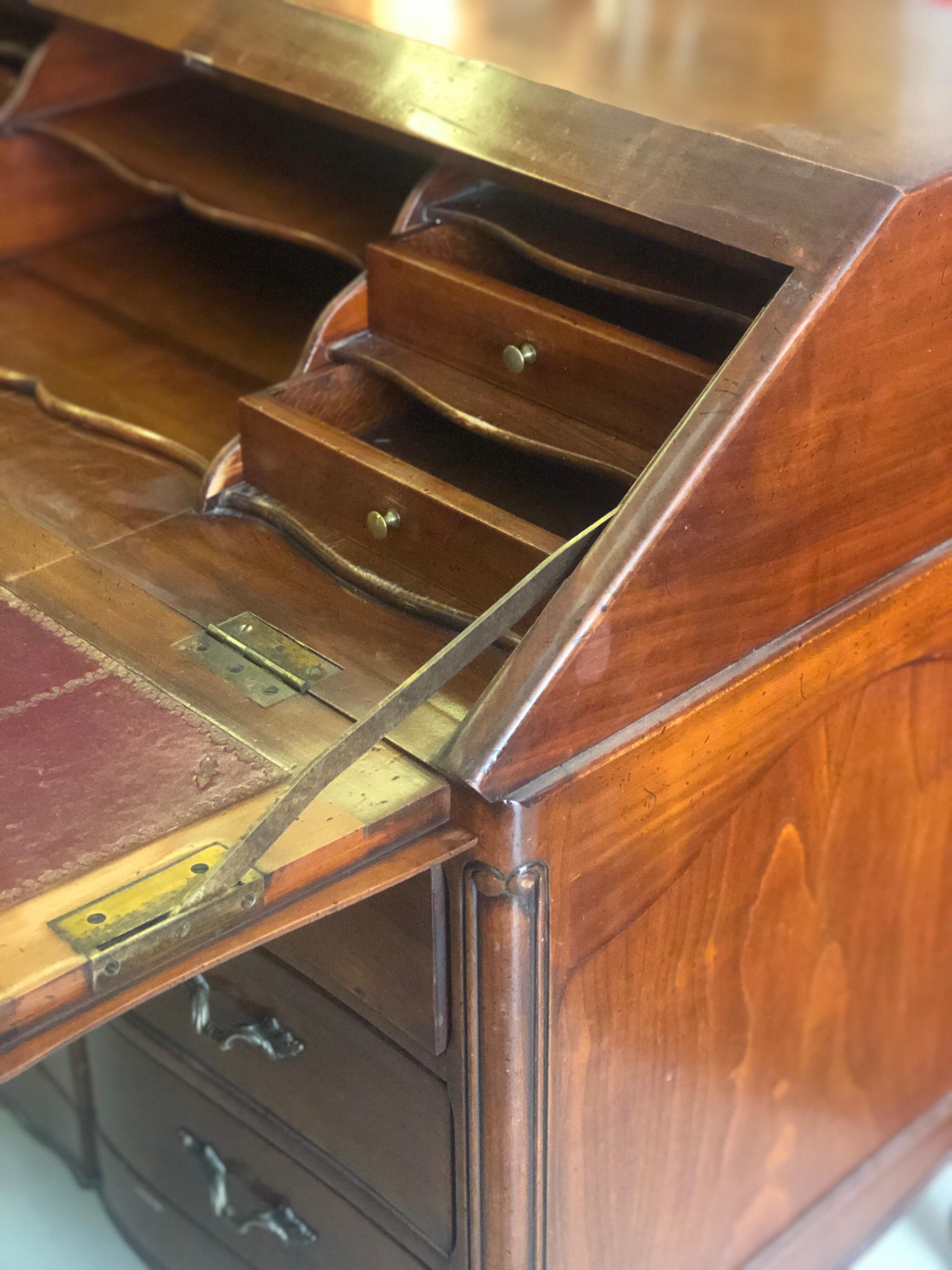 Französischer Mahagoni-Schreibtisch des 19. Jahrhunderts mit klappbarem Frontteil im Angebot 1